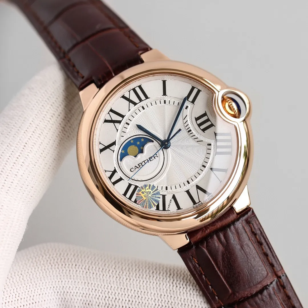 【Top Replica】💰3700! Taiwan TW, the classic Cartier Cartier Blue Balloon Series: It took 12 months to perfect the Cartier 1:1, KO3 dial with 9 digits showing the real moon phase and running 24 hours a day. It is equipped with an original imported fully automatic mechanical movement (zero repair), which is sleek and elegant, showing nobility. The men's model is 42mm. The stainless steel case has been polished by CNC to the extreme, and it is shiny. The level of detail is no less than that of the genuine article, perfectly embodying the unique charm of the original version, which is the soul selling point of the watch. The steel belt is exquisitely polished, and the effect is like a silver plate. The craftsmanship is rough but fine (polished and brushed). The overall luster is surging and flowing, showing the potential of top quality!