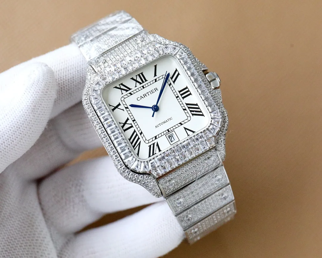 The new Cartier Santos Gypsophila is coming! The entire bezel is inlaid with ashlar, and all diamond colors on the text can be matched and interchanged at will. The most outstanding thing is the T-square inlaid bezel, which is extremely difficult and extremely complex. The machine uses the most advanced and top-notch inlay technology. The details of the workmanship of the big factory and the diamond inlay effect are of first-class quality. The actual product shall prevail. 📛Key Points 1️⃣ Key details of this watch. There are no screws in the steel band ring. It has been updated and replaced with diamonds instead of screws. The whole watch looks more upscale and noble. The overall craftsmanship makes the whole watch look very stunning. In order to achieve the screw-free steel band ring, the effect has gone through countless attempts to maintain the thickness of the original strap while ensuring a perfect inlay effect; 1. Made of 904 stainless steel, size 40mm, using stable 2836 movement, stable running time! 2. Swiss-made fired steel hands, equipped with blue glass anti-reflective white film/anti-glare/anti-handprint. 3. The entire watch is hand-set with 4555 diamonds, shining at 360 degrees without blind spots. It is the most set of gems so far. Luxury can no longer be completely summarized, it is more about nobility + dazzling. It is absolutely yyds to wear. The strap without screws, the diamond strap, and the sparkling strap are very snug and comfortable! Welcome to taste it🔥Top-quality products, the best products are constantly coming🔥