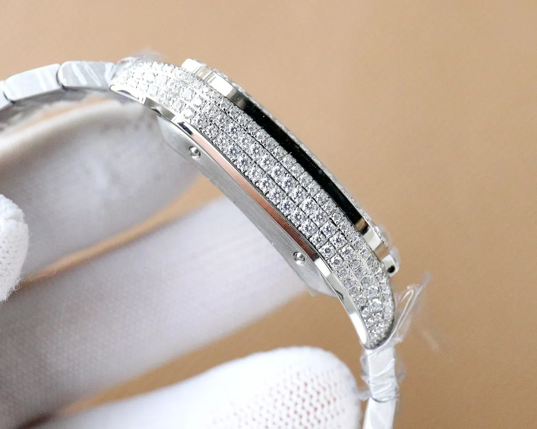 The new Cartier Santos Gypsophila is coming! The entire bezel is inlaid with ashlar, and all diamond colors on the text can be matched and interchanged at will. The most outstanding thing is the T-square inlaid bezel, which is extremely difficult and extremely complex. The machine uses the most advanced and top-notch inlay technology. The details of the workmanship of the big factory and the diamond inlay effect are of first-class quality. The actual product shall prevail. 📛Key Points 1️⃣ Key details of this watch. There are no screws in the steel band ring. It has been updated and replaced with diamonds instead of screws. The whole watch looks more upscale and noble. The overall craftsmanship makes the whole watch look very stunning. In order to achieve the screw-free steel band ring, the effect has gone through countless attempts to maintain the thickness of the original strap while ensuring a perfect inlay effect; 1. Made of 904 stainless steel, size 40mm, using stable 2836 movement, stable running time! 2. Swiss-made fired steel hands, equipped with blue glass anti-reflective white film/anti-glare/anti-handprint. 3. The entire watch is hand-set with 4555 diamonds, shining at 360 degrees without blind spots. It is the most set of gems so far. Luxury can no longer be completely summarized, it is more about nobility + dazzling. It is absolutely yyds to wear. The strap without screws, the diamond strap, and the sparkling strap are very snug and comfortable! Welcome to taste it🔥Top-quality products, the best products are constantly coming🔥