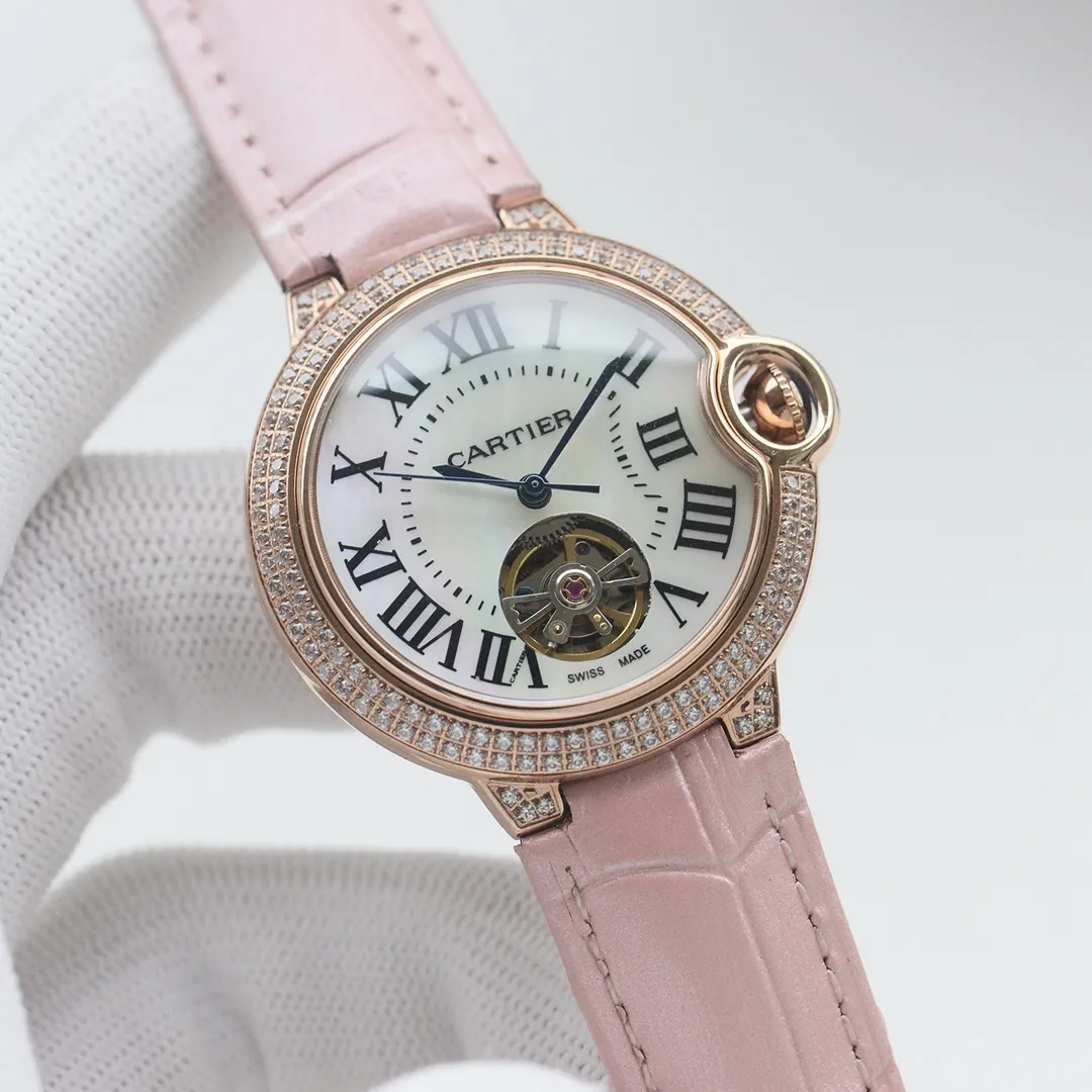 【High-end replica】💰1920! Cartier - Cartier Women's Blue Balloon Flywheel Series 🎈 Tourbillon mechanical women's watch is now on the market, and the pure natural mother-of-pearl shell dial exudes fashion and beauty. The operation of the movement flywheel is clear at a glance, showing nobility and luxury. (Four-piece set of 316 fine steel material) (Sword-shaped pointer) 316 steel strap with original pull-button style and Italian leather strap that perfectly blends classic and innovation. The diameter is 36mm wide and 10mm thick. ⚠️Please look for the exclusive quality (upgraded version 200 meters deep waterproof)