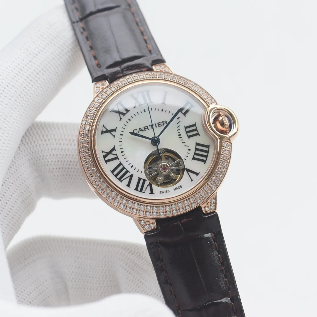 【High-end replica】💰1920! Cartier - Cartier Women's Blue Balloon Flywheel Series 🎈 Tourbillon mechanical women's watch is now on the market, and the pure natural mother-of-pearl shell dial exudes fashion and beauty. The operation of the movement flywheel is clear at a glance, showing nobility and luxury. (Four-piece set of 316 fine steel material) (Sword-shaped pointer) 316 steel strap with original pull-button style and Italian leather strap that perfectly blends classic and innovation. The diameter is 36mm wide and 10mm thick. ⚠️Please look for the exclusive quality (upgraded version 200 meters deep waterproof)