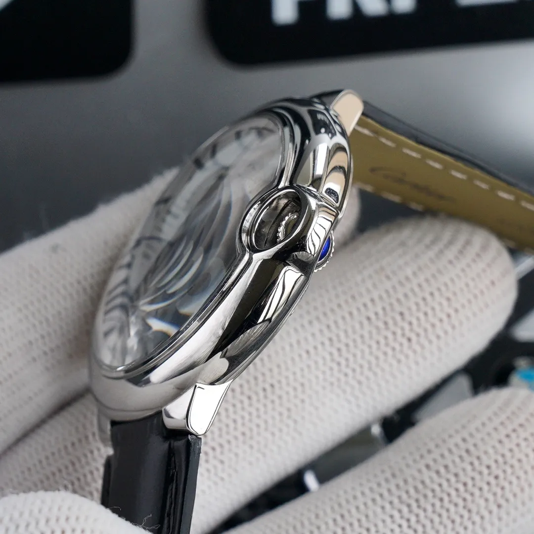 【Top replica】💰2800 each! Cartier Blue Balloon series, this series of watches is famous for its delicate style and elegant style in Cartier watchmaking industry. Of course, this watch must have such characteristics. The color of the stainless steel case makes the watch as light as a balloon, and the blue crown seems to have disobediently deviated from the original planned trajectory, like a playful couple. The Roman numerals on the dial look retro and deep, decorated with guilloche patterns and sword-shaped hands. The entire watch gives people a delicate and considerate feel. Isn’t this what couples need? Built-in: Japanese Citizen fully automatic machine, water drop (fish eye bubble) sapphire glass mirror, highly waterproof, burnt steel blue pointer color, head curvature⚠Please look for exclusive quality