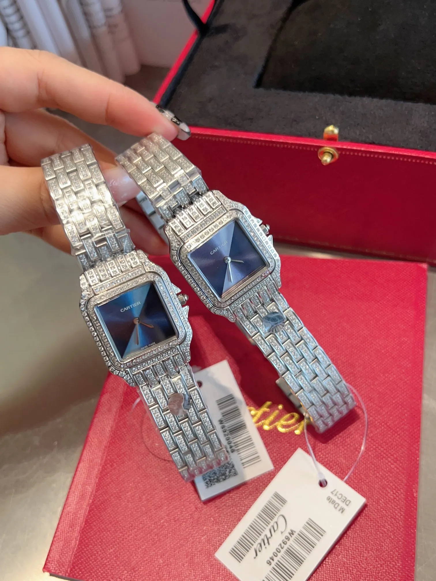 【Top replica】💰2400 each! Cartier cheetah full of diamonds, four choices: blue surface, gray surface, diamond surface, shell surface, rail surface and plain surface! Gorgeous and unruly, this is the aesthetic style conveyed by Panthère de Cartier cheetah. Its lines are smooth, charming, soft and docile on the wrist, as if dancing on the skin. The unique shape highlights a mature, elegant, confident and attractive female image. The case is one-piece, equipped with imported quartz movement, 316L stainless steel case, inlaid with diamonds, the handle is inlaid with a synthetic blue spinel, silver-plated dial, sword-shaped blue steel hands, 100% second degree waterproof, size: 27 x 37 mm ❄️Real photos, welcome to forward! 🧚‍♀️🧚‍♀️🧚‍♀️