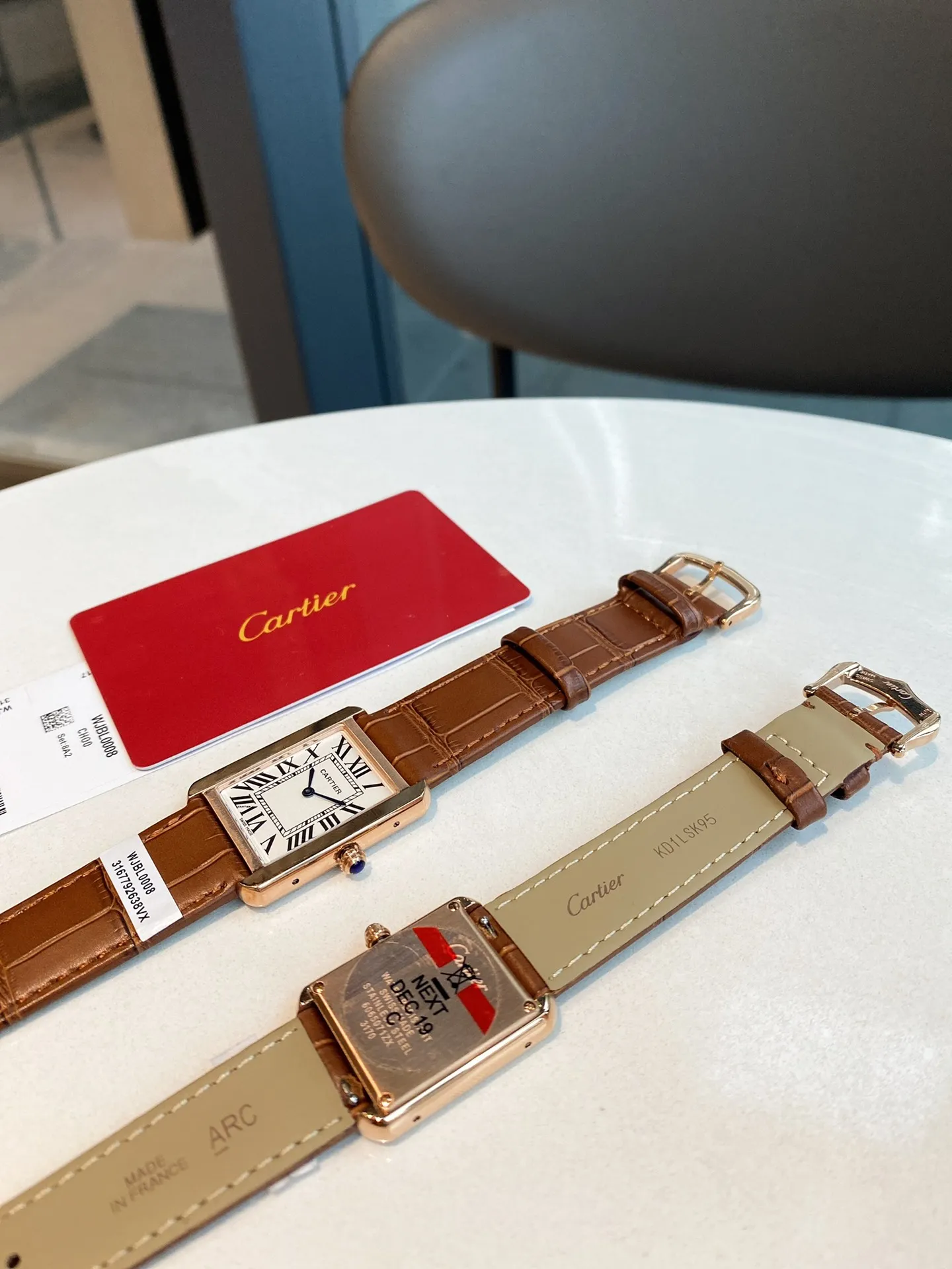 【Foreign trade import】💰1040! Cartier tank series retro watch TANK tank series! The lettering adopts three-dimensional protrusion, 316L stainless steel version, couple watch, imported Swiss movement, three codes in one. Medium size 27MMX34MM, small size 24MMX31MM. The details are polished, the color of the hands, the curvature of the handle, the original pebbled leather belt, the original stainless steel belt, with sticker code, color distribution: white shell, gold shell, rose gold shell, strap colors are complete! Imported Swiss movement, Sapphire TankSolo’s ingenuity is worth owning!