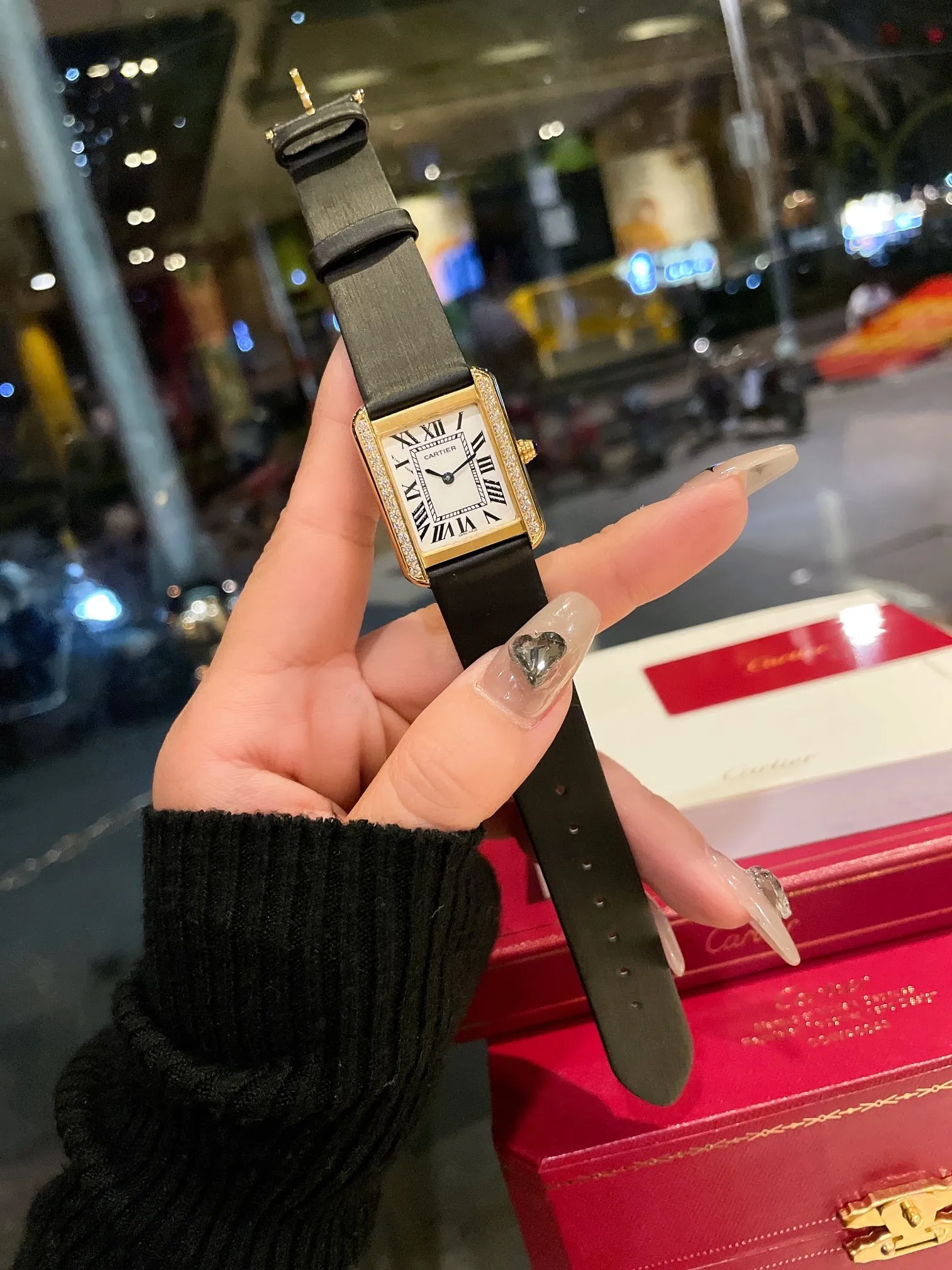 【High-end replica】💰1360! Cartier tank series retro watch TANK tank series! The lettering adopts three-dimensional protrusion, 316L stainless steel version, couple watch, imported Swiss movement, three codes in one. Medium size 27MMX34MM, small size 24MMX31MM. The details are polished, the color of the hands, the curvature of the handle, the original pebbled leather belt, the original stainless steel belt, with sticker code, color distribution: white shell, gold shell, rose gold shell, strap colors are complete! Imported Swiss movement, Sapphire TankSolo’s ingenuity is worth owning!