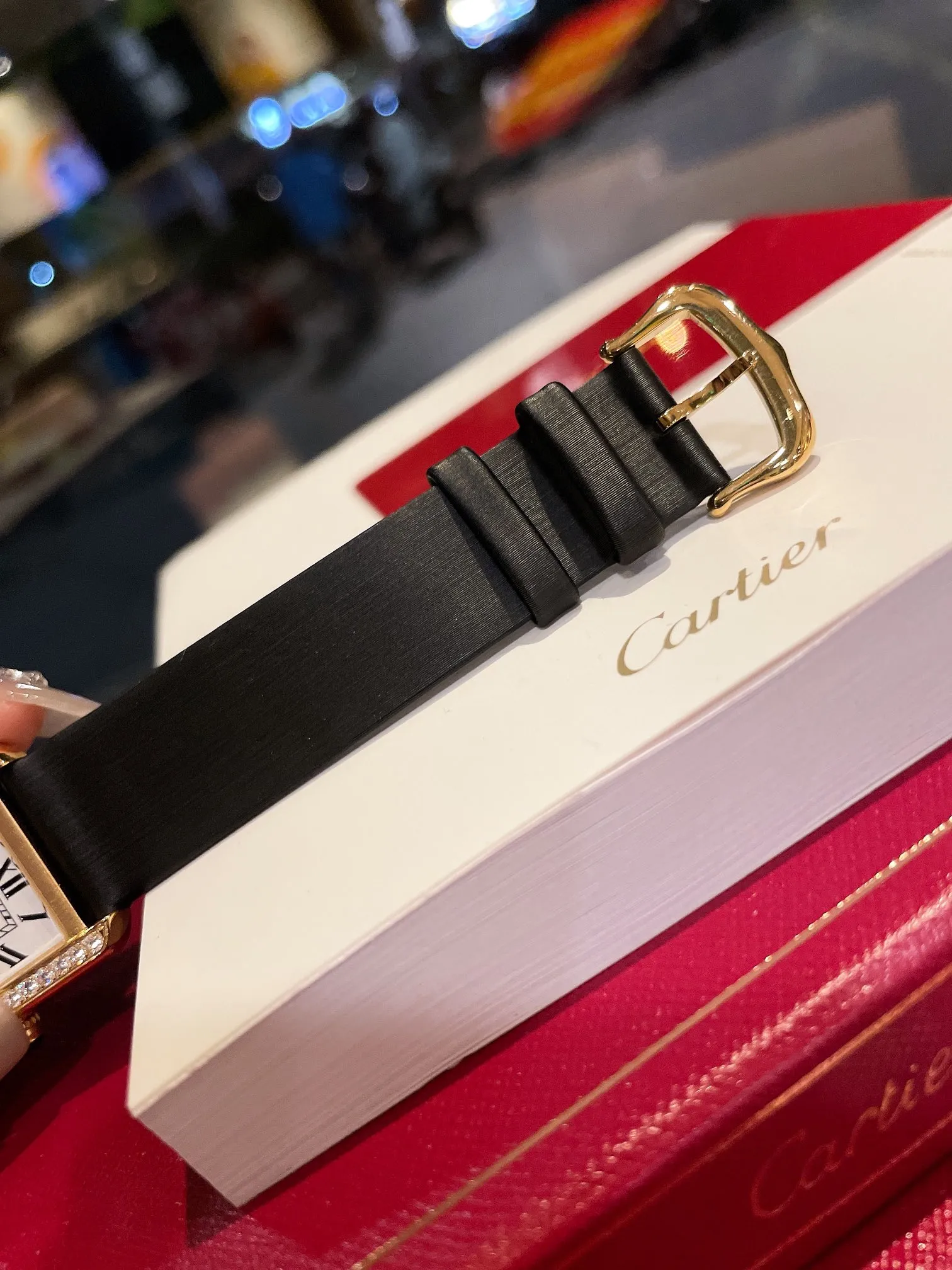 【High-end replica】💰1360! Cartier tank series retro watch TANK tank series! The lettering adopts three-dimensional protrusion, 316L stainless steel version, couple watch, imported Swiss movement, three codes in one. Medium size 27MMX34MM, small size 24MMX31MM. The details are polished, the color of the hands, the curvature of the handle, the original pebbled leather belt, the original stainless steel belt, with sticker code, color distribution: white shell, gold shell, rose gold shell, strap colors are complete! Imported Swiss movement, Sapphire TankSolo’s ingenuity is worth owning!