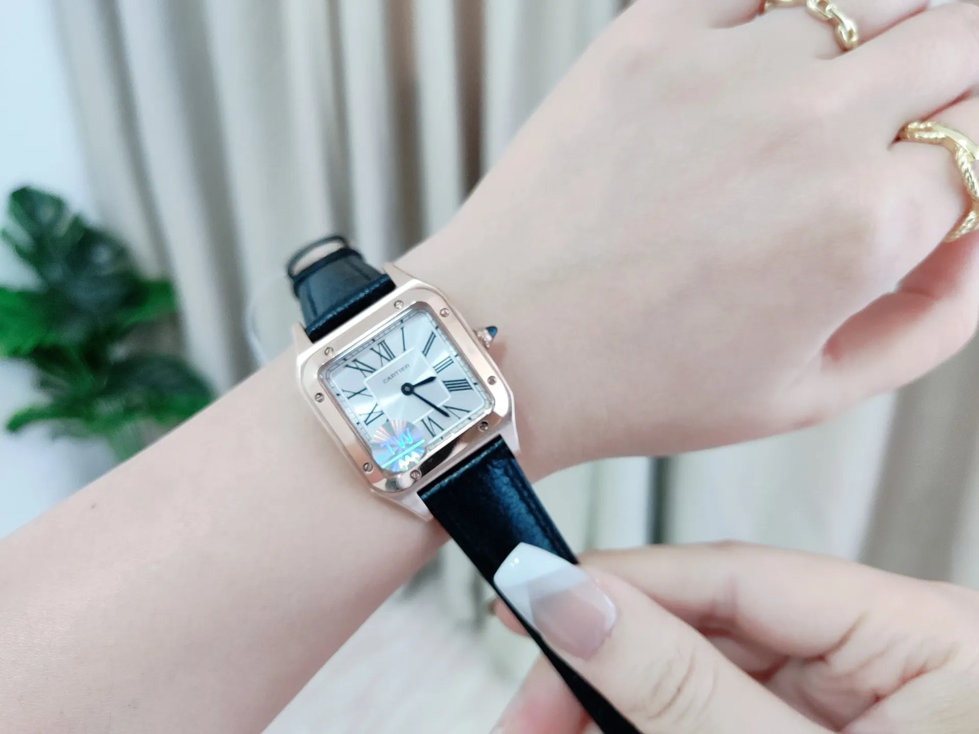 【High-end replica】💰1160! Cartier Santos-Dumont watch. The design of the lightest Santos-Dumont series is in line with the Santos family, simple and elegant! It adopts imported quartz movement with zero error, high-penetration tempered crystal glass, sun-ray Roman dial, exquisite steel blue needle, and specially customized sapphire crown. Large size: 46.6*33.9mm Medium size: 43.5*31.4mm Small size: 38*27.5mm Thickness 7.3mm