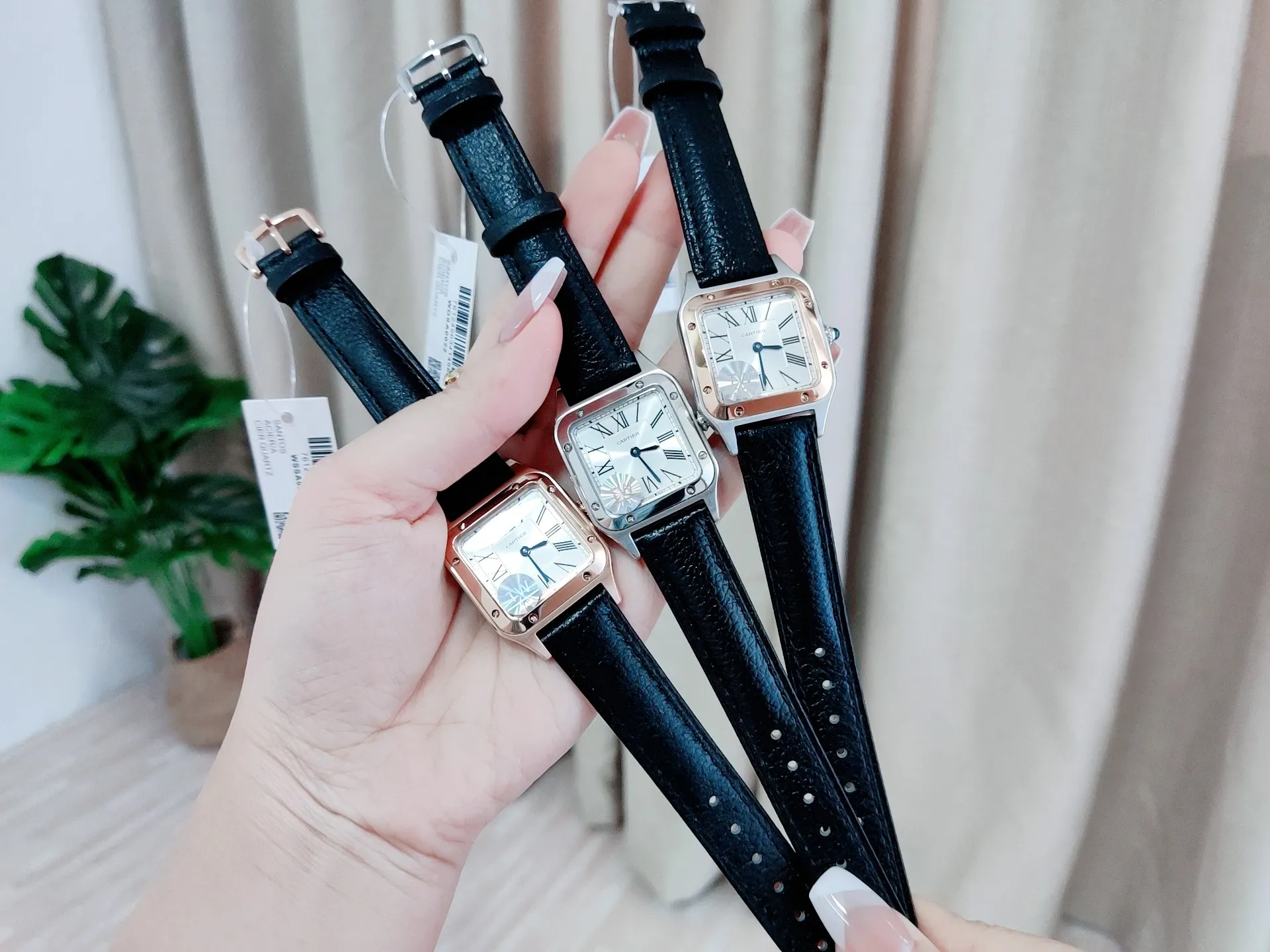 【High-end replica】💰1160! Cartier Santos-Dumont watch. The design of the lightest Santos-Dumont series is in line with the Santos family, simple and elegant! It adopts imported quartz movement with zero error, high-penetration tempered crystal glass, sun-ray Roman dial, exquisite steel blue needle, and specially customized sapphire crown. Large size: 46.6*33.9mm Medium size: 43.5*31.4mm Small size: 38*27.5mm Thickness 7.3mm