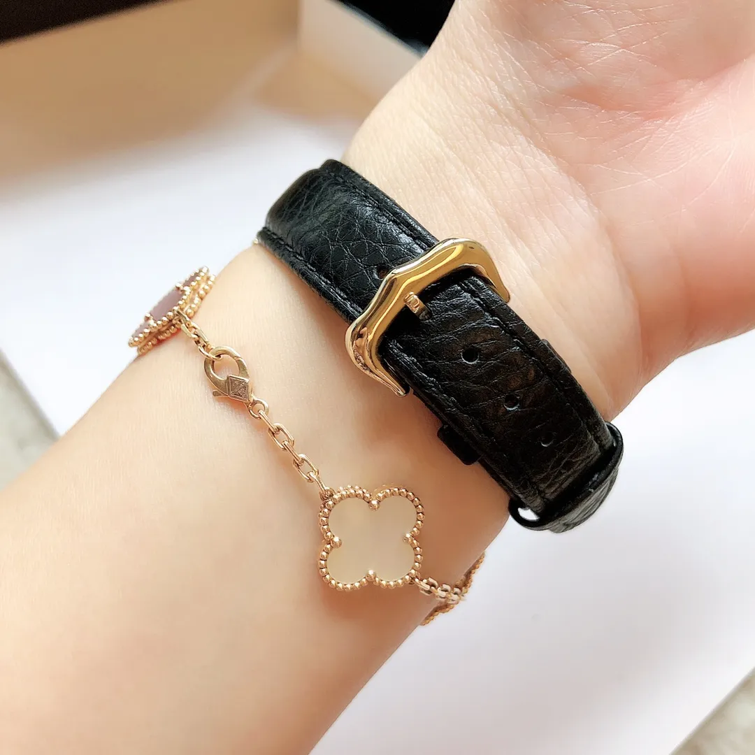 【Foreign trade import】💰1240! Cartier Panthère de Cartier cheetah watch, gorgeous and unruly, is the aesthetic style conveyed by Panthère de Cartier cheetah. Its lines are smooth, charming, soft and docile on the wrist, as if dancing on the skin. The unique shape highlights a mature, elegant, confident and attractive female image. The case is one-piece, 27mm medium size, equipped with original Swiss quartz movement, 316L stainless steel case, crown set with a synthetic blue spinel, silver-plated dial, sword-shaped blue steel hands