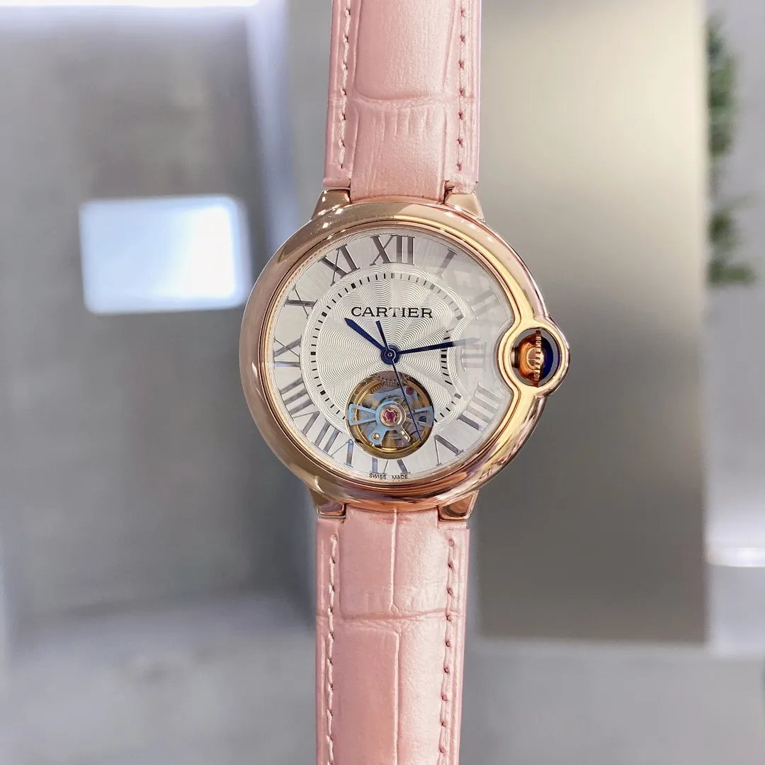 【Customized all-in-one machine】💰1720! Cartier - Cartier women's blue balloon flywheel series 🎈 fisheye sapphire mirror) tourbillon automatic mechanical women's watch is now on the market. The best-selling white Roman nail dial in the counter exudes fashion and beauty. The operation of the movement flywheel is clear at a glance, showing nobility and luxury. Water droplets: Fish-eye bubble double-bubble sapphire mirror) (Four-piece set made of 316 fine steel) (Steel blue sword-shaped hands) 316 steel belt original buckle type or Italian imported cowhide leather strap perfectly blends classic and innovation. The diameter is 36mm wide and 10mm thick. ⚠️Please look for the exclusive quality (the bottom cover code, warranty card and hangtag are three codes in one, individually packaged)