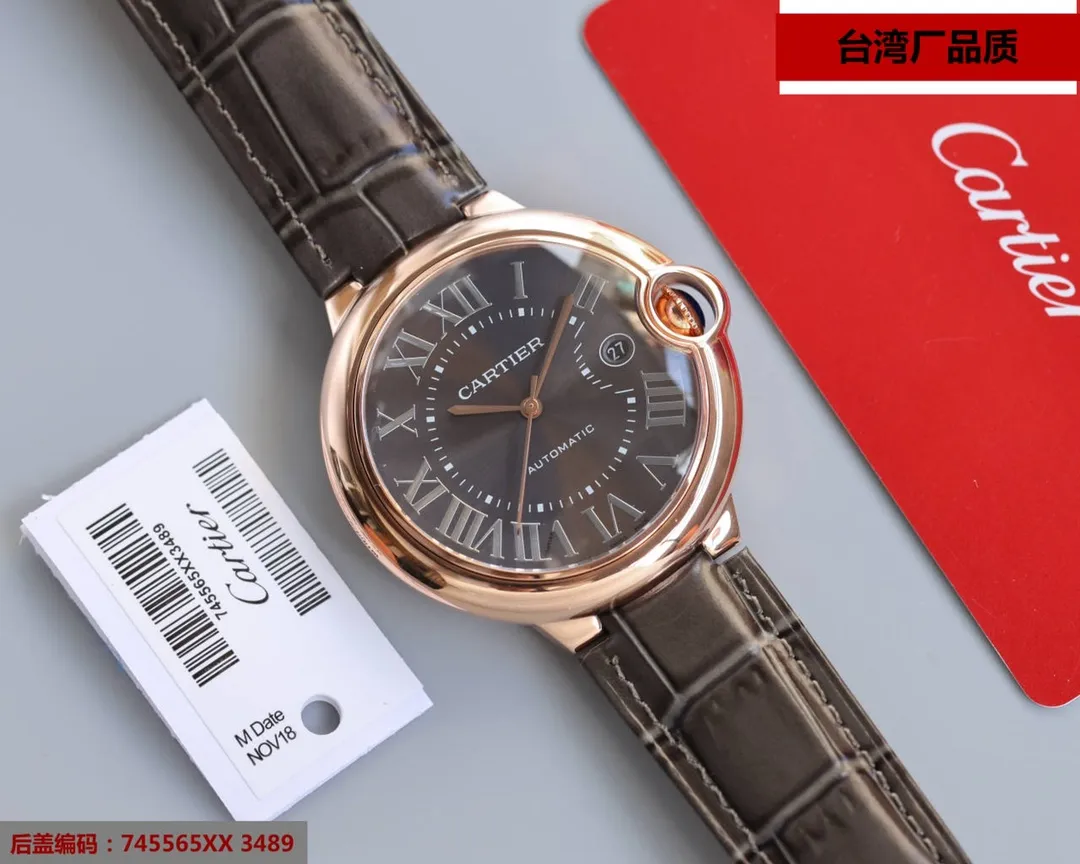 Taiwan factory blue balloon V12 version, 42 size 8215 Japanese machine, (look for the bottom cover code 745565xx3489), this series of watches is famous for its delicate style and elegant style in the Cartier watchmaking industry. Of course, this watch must have such characteristics. The color of the stainless steel case makes the watch as light as a balloon, and the blue crown seems to have disobediently deviated from the original planned trajectory, like a playful couple. The Roman numerals on the dial look retro and deep, decorated with guilloche patterns and sword-shaped hands. The entire watch gives people a delicate and considerate feel. Isn’t this what couples need? Built-in: Japan's Citizen fully automatic machine, also with Swiss quartz, water drop (fish eye bubble) sapphire glass mirror, highly waterproof, burnt steel blue pointer color, curvature shape of the crown