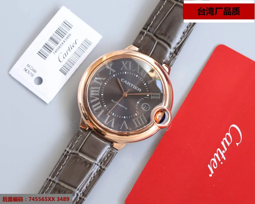Taiwan factory blue balloon V12 version, 42 size 8215 Japanese machine, (look for the bottom cover code 745565xx3489), this series of watches is famous for its delicate style and elegant style in the Cartier watchmaking industry. Of course, this watch must have such characteristics. The color of the stainless steel case makes the watch as light as a balloon, and the blue crown seems to have disobediently deviated from the original planned trajectory, like a playful couple. The Roman numerals on the dial look retro and deep, decorated with guilloche patterns and sword-shaped hands. The entire watch gives people a delicate and considerate feel. Isn’t this what couples need? Built-in: Japan's Citizen fully automatic machine, also with Swiss quartz, water drop (fish eye bubble) sapphire glass mirror, highly waterproof, burnt steel blue pointer color, curvature shape of the crown