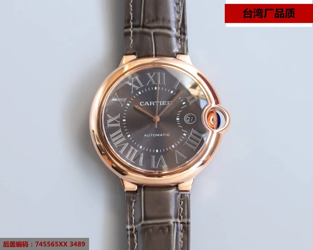 Taiwan factory blue balloon V12 version, 42 size 8215 Japanese machine, (look for the bottom cover code 745565xx3489), this series of watches is famous for its delicate style and elegant style in the Cartier watchmaking industry. Of course, this watch must have such characteristics. The color of the stainless steel case makes the watch as light as a balloon, and the blue crown seems to have disobediently deviated from the original planned trajectory, like a playful couple. The Roman numerals on the dial look retro and deep, decorated with guilloche patterns and sword-shaped hands. The entire watch gives people a delicate and considerate feel. Isn’t this what couples need? Built-in: Japan's Citizen fully automatic machine, also with Swiss quartz, water drop (fish eye bubble) sapphire glass mirror, highly waterproof, burnt steel blue pointer color, curvature shape of the crown