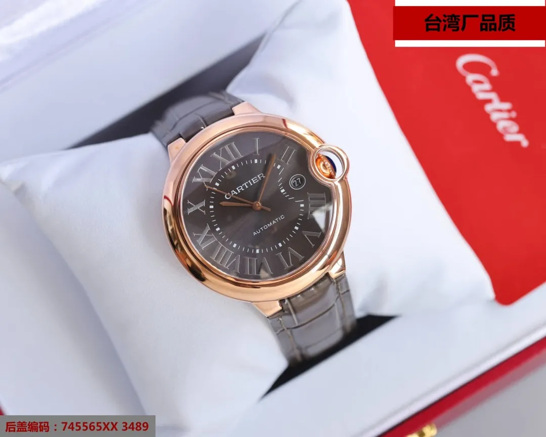 Taiwan factory blue balloon V12 version, 42 size 8215 Japanese machine, (look for the bottom cover code 745565xx3489), this series of watches is famous for its delicate style and elegant style in the Cartier watchmaking industry. Of course, this watch must have such characteristics. The color of the stainless steel case makes the watch as light as a balloon, and the blue crown seems to have disobediently deviated from the original planned trajectory, like a playful couple. The Roman numerals on the dial look retro and deep, decorated with guilloche patterns and sword-shaped hands. The entire watch gives people a delicate and considerate feel. Isn’t this what couples need? Built-in: Japan's Citizen fully automatic machine, also with Swiss quartz, water drop (fish eye bubble) sapphire glass mirror, highly waterproof, burnt steel blue pointer color, curvature shape of the crown