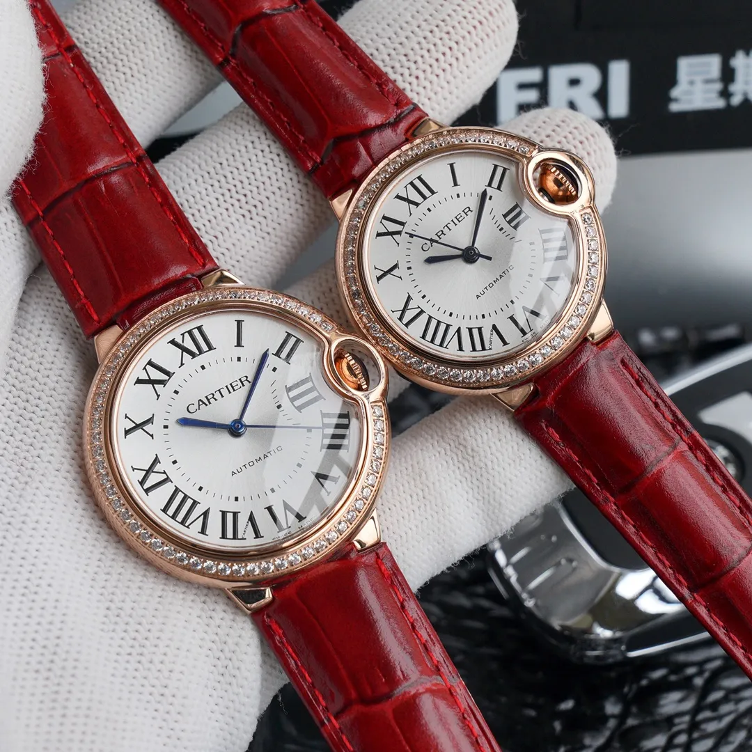 【Top replica】💰2800 each! Cartier Blue Balloon series, this series of watches is famous for its delicate style and elegant style in Cartier watchmaking industry. Of course, this watch must have such characteristics. The color of the stainless steel case makes the watch as light as a balloon, and the blue crown seems to have disobediently deviated from the original planned trajectory, like a playful couple. The Roman numerals on the dial look retro and deep, decorated with guilloche patterns and sword-shaped hands. The entire watch gives people a delicate and considerate feel. Isn’t this what couples need? Built-in: Japanese Citizen fully automatic machine, water drop (fish eye bubble) sapphire glass mirror, highly waterproof, burnt steel blue pointer color, head curvature⚠Please look for exclusive quality