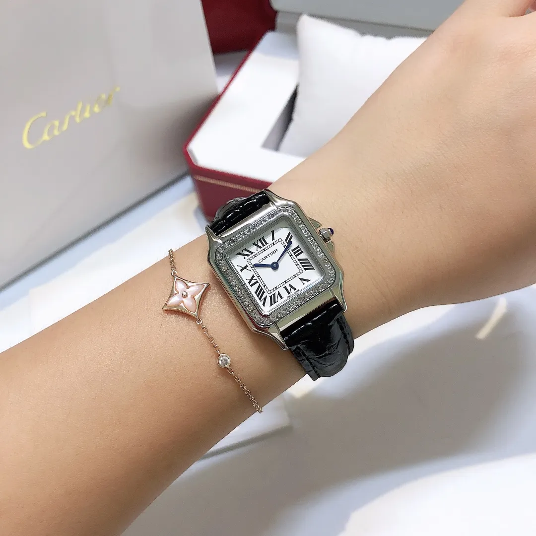 【High-end replica】💰1240! Cartier Panthère de Cartier cheetah watch, gorgeous and unruly, is the aesthetic style conveyed by Panthère de Cartier cheetah. Its lines are smooth, charming, soft and docile on the wrist, as if dancing on the skin. The unique shape highlights a mature, elegant, confident and attractive female image. The case is one-piece, 27mm medium size, equipped with original Swiss quartz movement, 316L stainless steel case, American high-gloss alligator leather strap, crown inlaid with a synthetic blue spinel, silver-plated dial, sword-shaped blue steel hands, 100% waterproof "MX real shot"