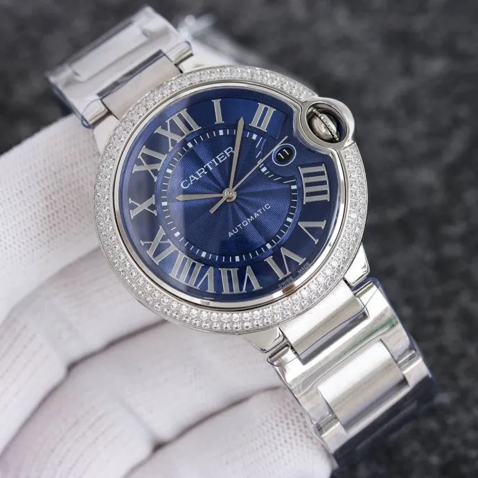 The 42 size upgraded version of the Taiwan factory is equipped with 2824 Ruijie, 1, dark yellow lettering, 2 baked blue hands, 3 original sand buckle, 4 centered handle, 5, obvious crescent. This series of watches is famous for its delicate style and elegant style in the Cartier watchmaking industry. Of course, this watch must have such characteristics. The color of the stainless steel case makes the watch as light as a balloon, and the blue crown seems to have disobediently deviated from the original planned trajectory, like a playful couple. The Roman numeral hour markers look retro and deep on the dial, decorated with guilloche patterns and sword-shaped hands. The entire watch gives people a delicate and considerate feel. Isn’t that what couples need? Waterdrop (fish eye bubble) sapphire glass mirror. Highly waterproof. Curved handle shape.