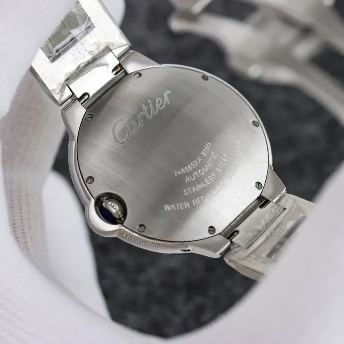 The 42 size upgraded version of the Taiwan factory is equipped with 2824 Ruijie, 1, dark yellow lettering, 2 baked blue hands, 3 original sand buckle, 4 centered handle, 5, obvious crescent. This series of watches is famous for its delicate style and elegant style in the Cartier watchmaking industry. Of course, this watch must have such characteristics. The color of the stainless steel case makes the watch as light as a balloon, and the blue crown seems to have disobediently deviated from the original planned trajectory, like a playful couple. The Roman numeral hour markers look retro and deep on the dial, decorated with guilloche patterns and sword-shaped hands. The entire watch gives people a delicate and considerate feel. Isn’t that what couples need? Waterdrop (fish eye bubble) sapphire glass mirror. Highly waterproof. Curved handle shape.