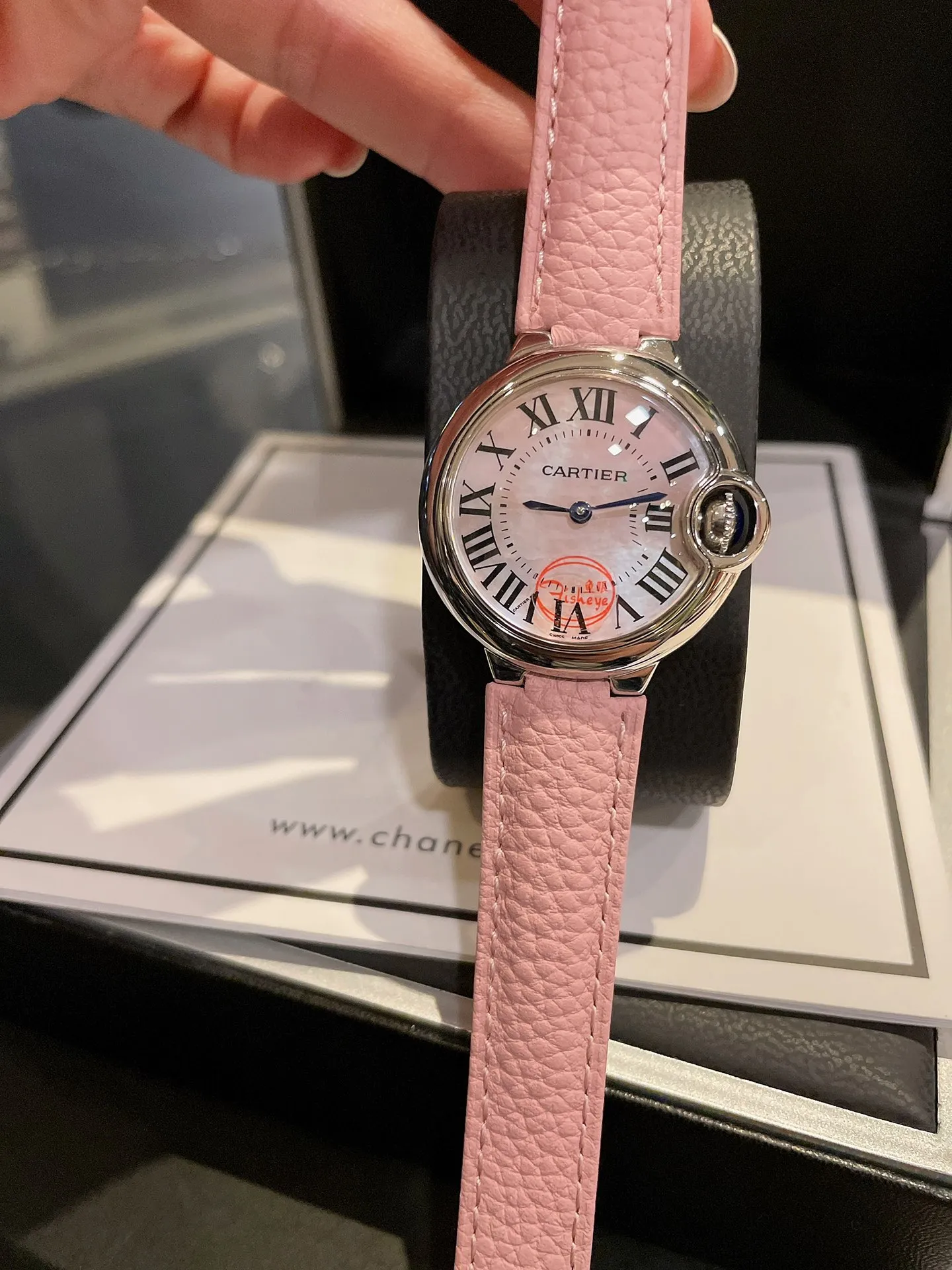 【High-end replica】💰1040! Cartier Blue Balloon, exquisite 33mm quartz watch, traditional three-hand design, starry sky running, time flowing, special craftsmanship with diamonds, perfect personality, matched with fish-eye sapphire glass, using Swiss original Swiss quartz movement, accurate travel time, imported high-gloss cowhide leather belt, original folding buckle, look for high-quality complete package and wear warranty card hangtag.