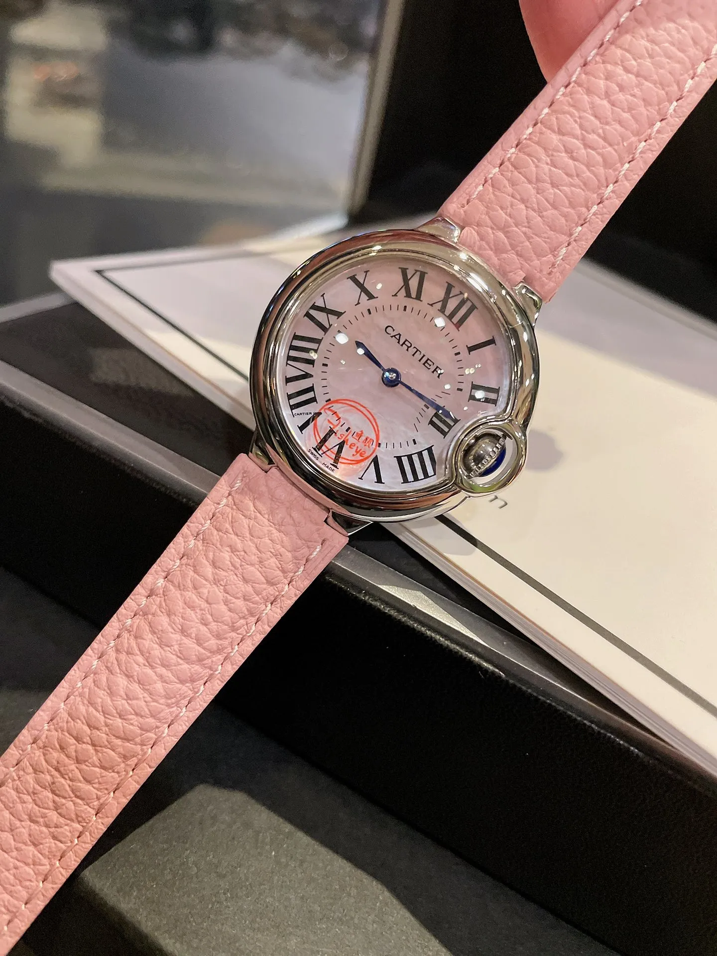 【High-end replica】💰1040! Cartier Blue Balloon, exquisite 33mm quartz watch, traditional three-hand design, starry sky running, time flowing, special craftsmanship with diamonds, perfect personality, matched with fish-eye sapphire glass, using Swiss original Swiss quartz movement, accurate travel time, imported high-gloss cowhide leather belt, original folding buckle, look for high-quality complete package and wear warranty card hangtag.