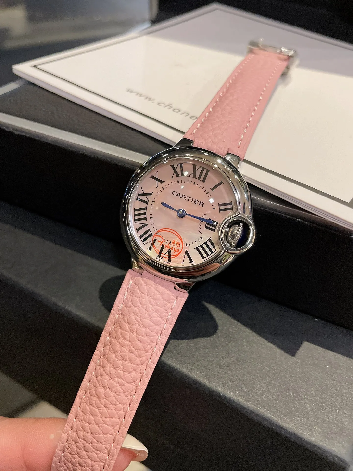 【High-end replica】💰1040! Cartier Blue Balloon, exquisite 33mm quartz watch, traditional three-hand design, starry sky running, time flowing, special craftsmanship with diamonds, perfect personality, matched with fish-eye sapphire glass, using Swiss original Swiss quartz movement, accurate travel time, imported high-gloss cowhide leather belt, original folding buckle, look for high-quality complete package and wear warranty card hangtag.