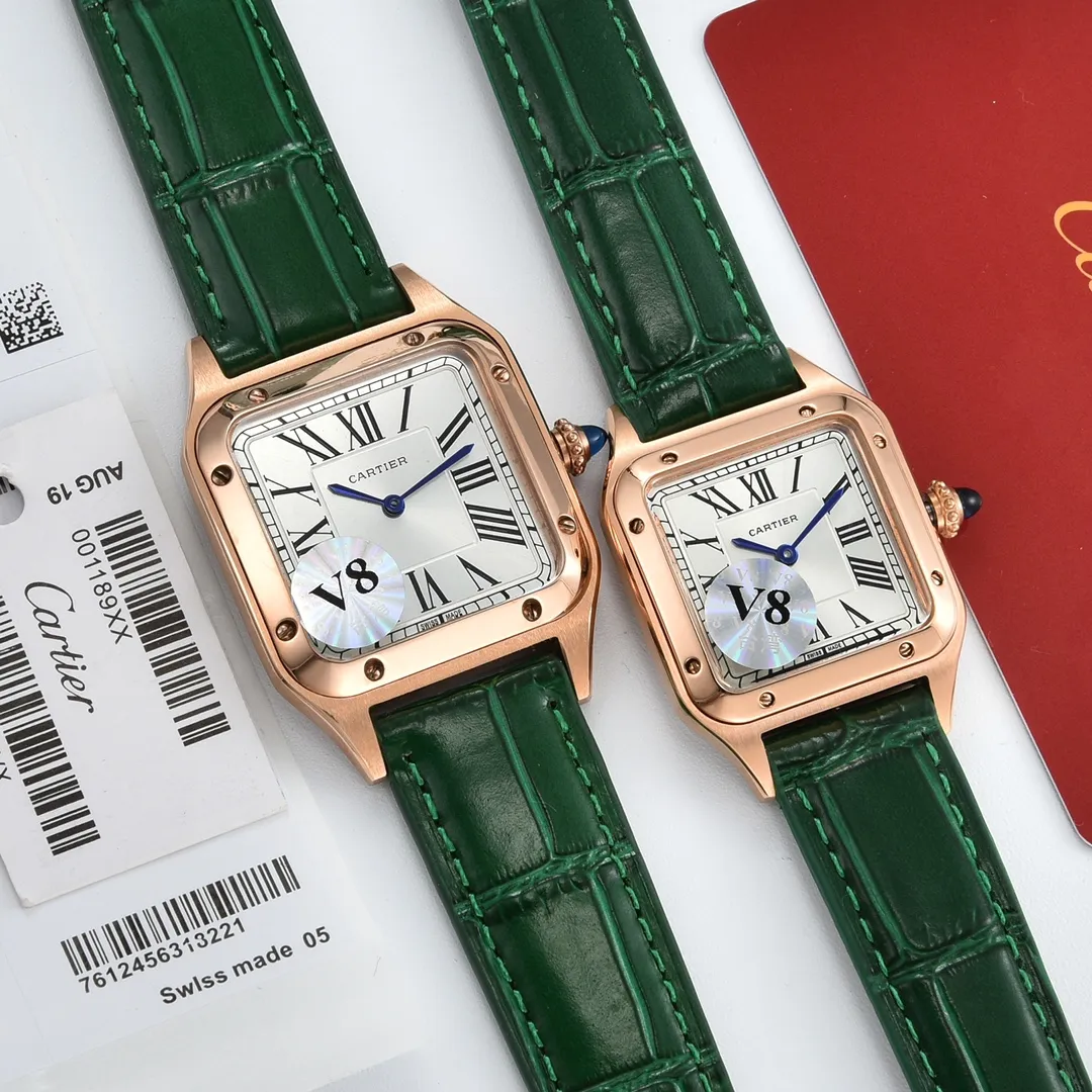 [High-end replica] 💰1120 yuan each! Cartier Santos ultra-thin Dumont series watches, matching watches for couples, unisex models 👫 The workmanship quality of the Taiwan factory is outstanding! Deeply waterproof 👍 Case: 316L stainless steel 3-piece case Glass: Sapphire 💎 crystal mirror Movement: Swiss imported 🇨🇭Swiss quartz Text: Classic Roman numerals, charcoal black, champagne color, sword-shaped blue steel hands Strap: Italian imported first layer 🐂 calfskin strap Buckle: Stainless steel original pin buckle 👍 style buckle Color: dark green blue black gray red Case size: Male (32 mm wide and 43 mm long) Female (28 mm wide and 38 mm long) Thickness: 7 mm.