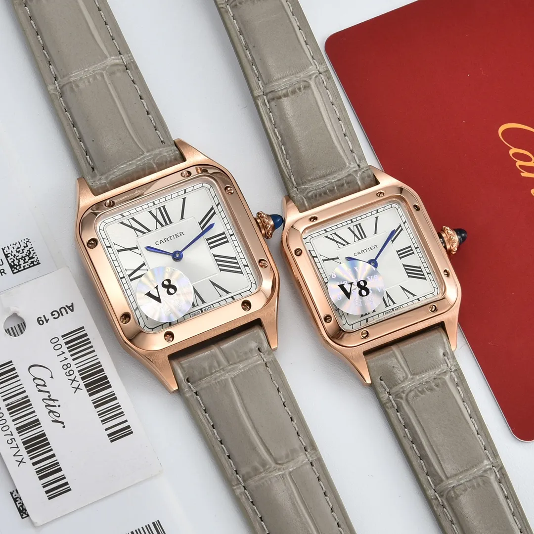 [High-end replica] 💰1120 yuan each! Cartier Santos ultra-thin Dumont series watches, matching watches for couples, unisex models 👫 The workmanship quality of the Taiwan factory is outstanding! Deeply waterproof 👍 Case: 316L stainless steel 3-piece case Glass: Sapphire 💎 crystal mirror Movement: Swiss imported 🇨🇭Swiss quartz Text: Classic Roman numerals, charcoal black, champagne color, sword-shaped blue steel hands Strap: Italian imported first layer 🐂 calfskin strap Buckle: Stainless steel original pin buckle 👍 style buckle Color: dark green blue black gray red Case size: Male (32 mm wide and 43 mm long) Female (28 mm wide and 38 mm long) Thickness: 7 mm.