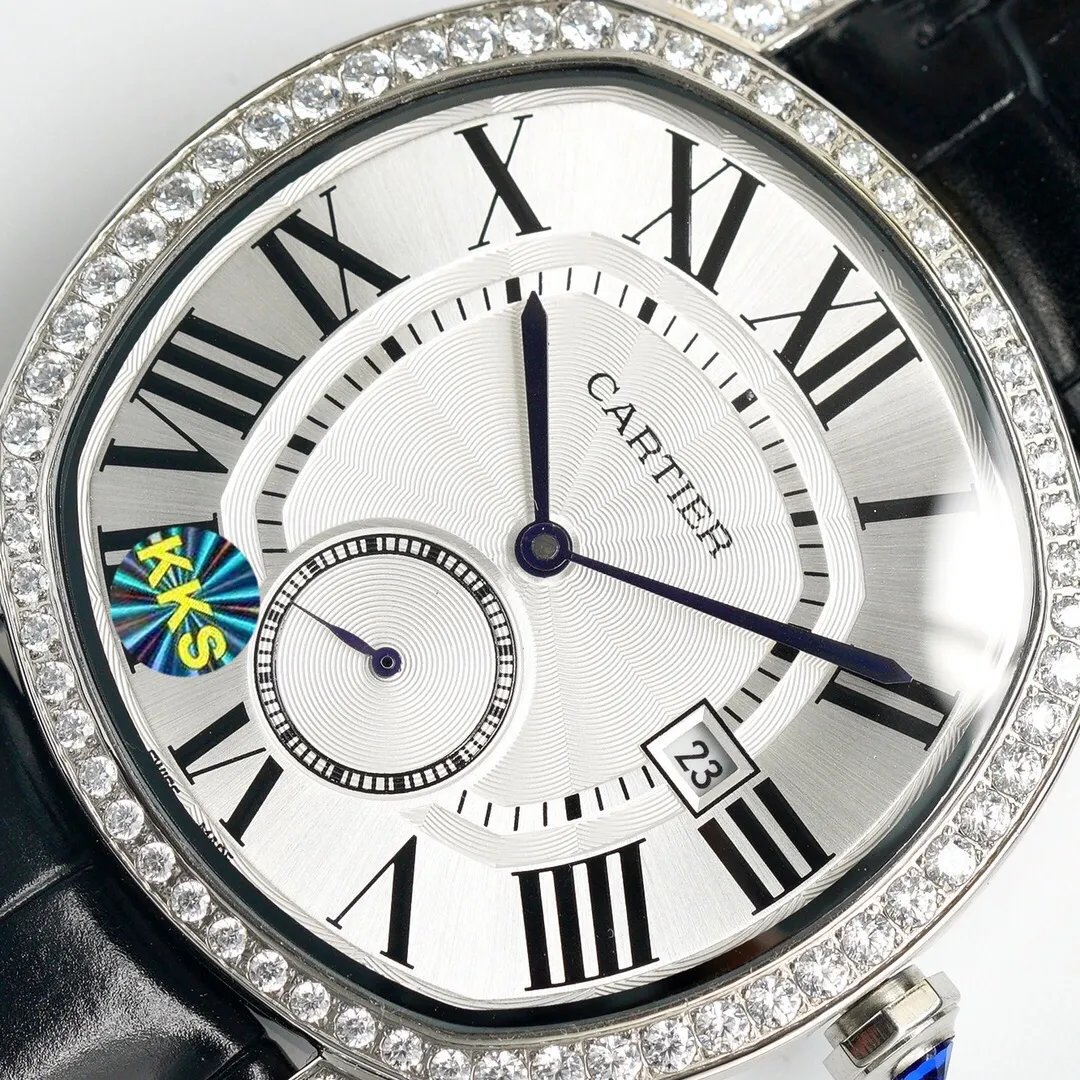 【Top Replica】💰3160! Cartier—Drive de Cartier series watches. The elegant and solemn pillow-shaped design combined with neat and generous line layout shows the masculine and unyielding charm of men.  [Case] ​​Watch data 40mmX41mmX12mm (the thinnest on the market). The unique pillow-shaped case is top-notch in workmanship, and the clear and full arc lines are reproduced in place. The precision factory strives for excellence to restore the experience closest to the original version for the majority of watch friends.  [Technical Breakthrough] The Citizen movement is used to modify the original Cal.1904-PS MC movement, which is not an ordinary Seagull domestic movement on the market. The automatic rotor and large and small splints are all rhodium-plated. The position of the balance wheel is consistent with the original product, and the simulation is close to that of the counter.  [Wonderful details] 1. The original mold is purchased exclusively in the market 2. The quenched blue steel hands are full and three-dimensional 3. The classic button lock pattern on the dial is delicate and coordinated 4. The 12 Roman logos are superimposed and printed, resulting in a round and neat effect. Calm and restrained, with superb craftsmanship.  KKS' latest extreme ingenuity, focusing on quality! Look out for the original grilled steel blue hands of this top version, and the engraved code under the independent balance wheel! Precision factory quality replica! Welcome to compare the quality, please look for the exclusive code 12245TX 0328