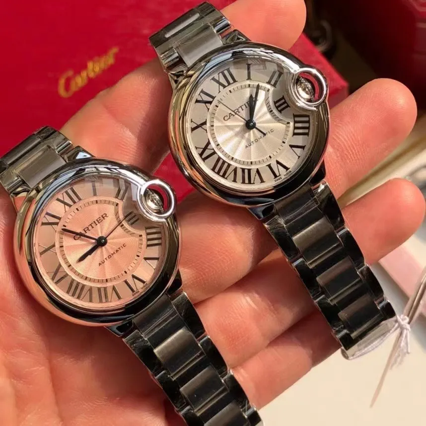 The steel strap model comes first. The all-stainless steel case and strap have pink and white dials. Ballon Bleu de Cartier Cartier blue balloon watch, 33 mm model, self-winding mechanical movement. Stainless steel case, fluted crown set with a cabochon of synthetic spinel. Silver-plated guilloché dial. Sword-shaped blued steel hands. Sapphire crystal mirror. Interchangeable stainless steel bracelet. Thickness: 9.96mm. Water-resistant to 3 bar (approximately 30 meters).