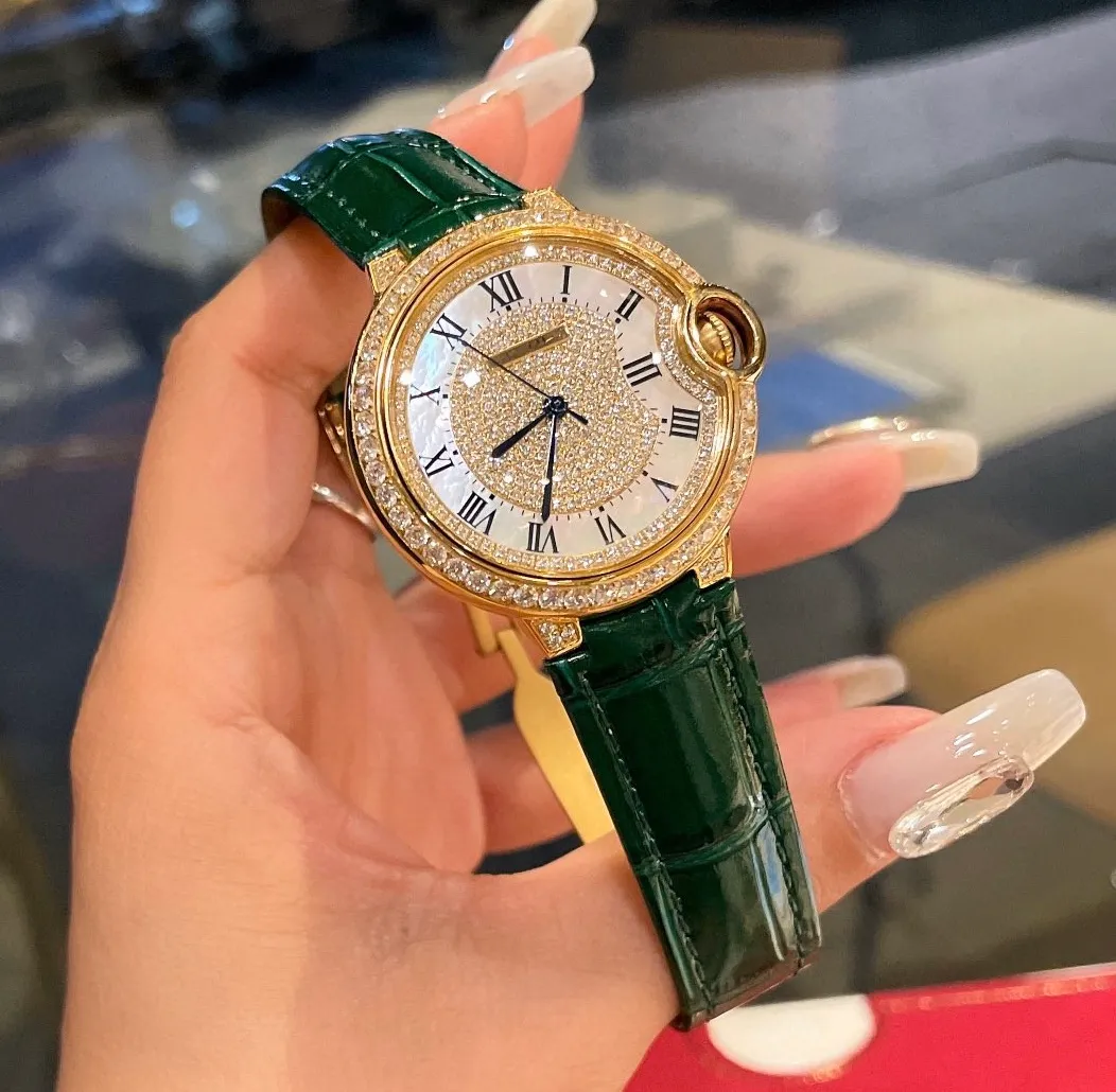 【High-end replica】💰1300! Cartier full diamond women's watch, fisheye glass, Swiss quartz movement ✔️The most popular color, perfect healing color/very temperamental color, pebbled leather with just the right saturation, delicate sheepskin, super soft and comfortable to wear. The key is the super showy white color❗️ Cartier blue balloon with diamond surface💎Gold is luxurious and noble. The real thing is super beautiful💋Swiss quartz size 36mm. Highly recommended to buy [Wow]