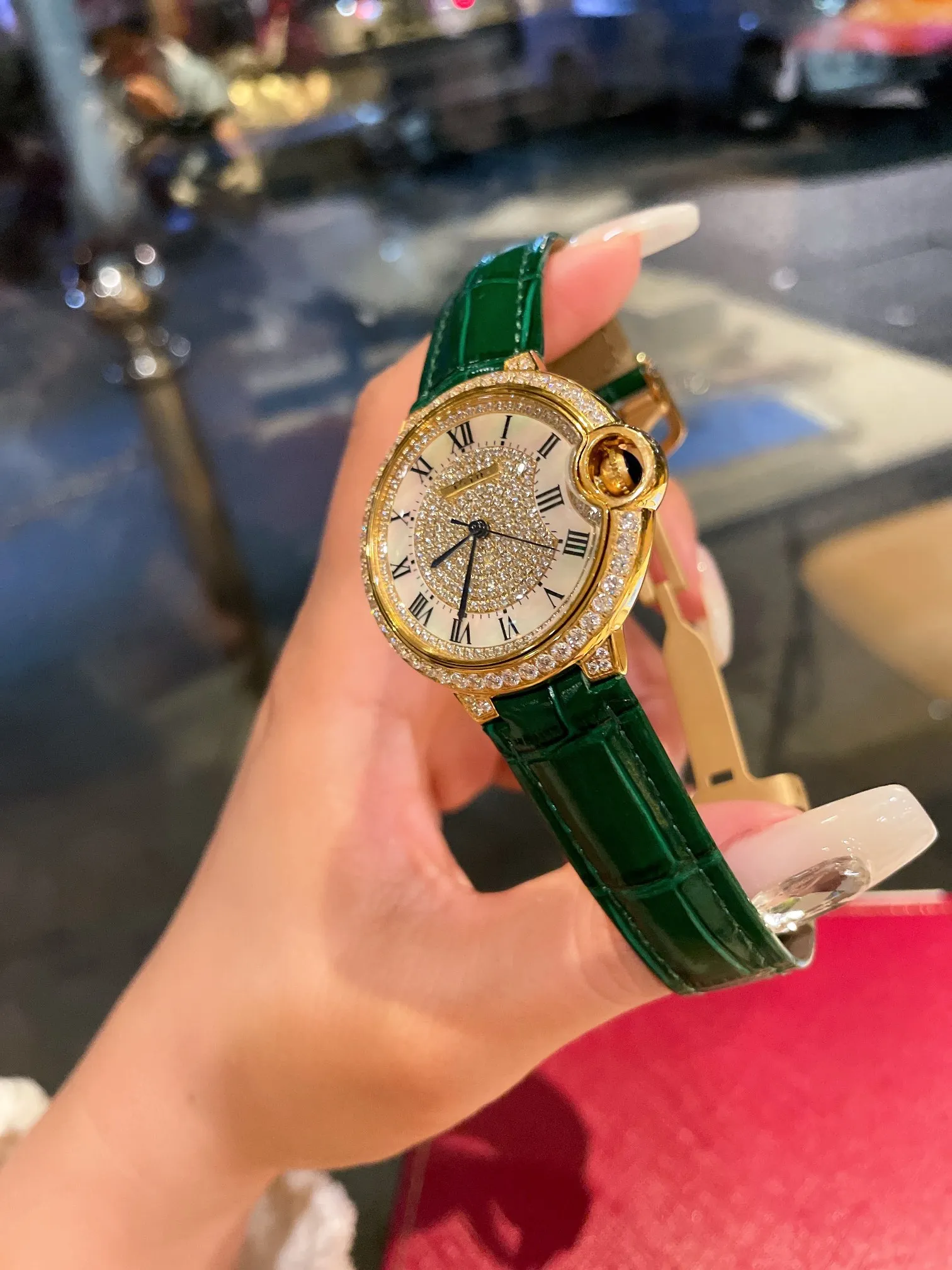 【High-end replica】💰1300! Cartier full diamond women's watch, fisheye glass, Swiss quartz movement ✔️The most popular color, perfect healing color/very temperamental color, pebbled leather with just the right saturation, delicate sheepskin, super soft and comfortable to wear. The key is the super showy white color❗️ Cartier blue balloon with diamond surface💎Gold is luxurious and noble. The real thing is super beautiful💋Swiss quartz size 36mm. Highly recommended to buy [Wow]