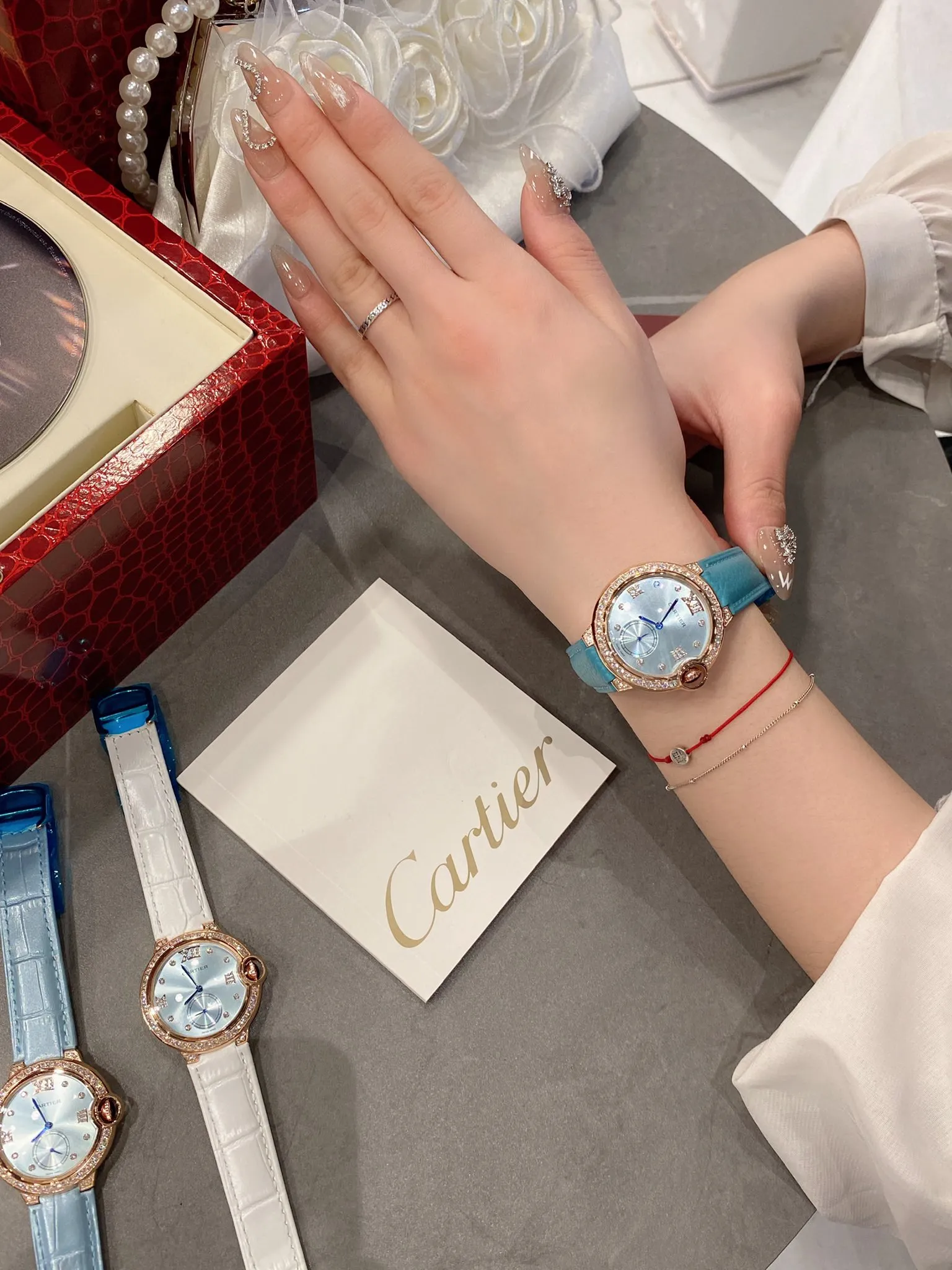 【High-end replica】💰1040! Cartier The perfect healing color/very temperamental color, the saturation of the pebbled leather is just right, the delicate sheepskin is super soft and comfortable to wear ✨Natural creamy feel, not too small and fresh, the key is to be super high-end❗️ Cartier blue balloon inlaid with diamond pearl shells🐚 face🌃starry sky movement Luxurious and beautiful in kind💋Swiss quartz size 36mm Highly recommended to buy!