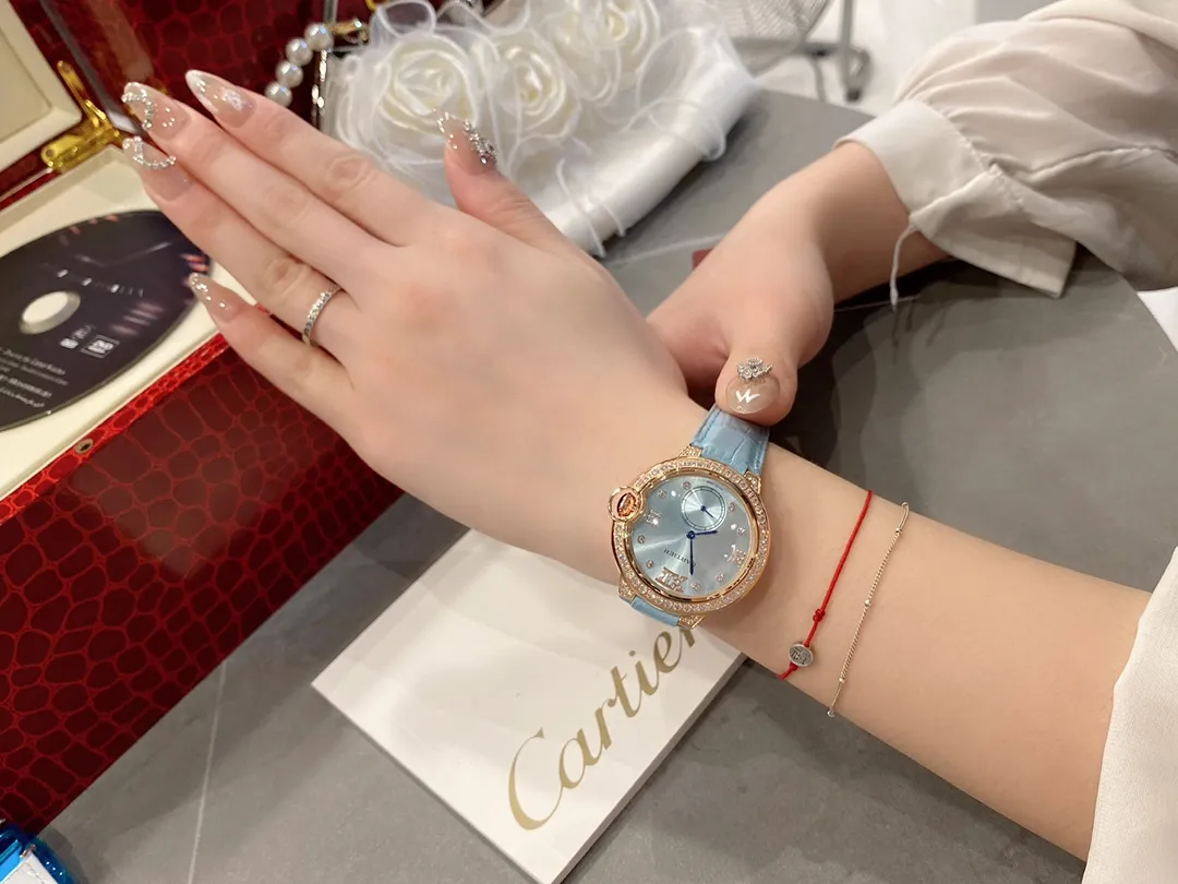 【High-end replica】💰1040! Cartier The perfect healing color/very temperamental color, the saturation of the pebbled leather is just right, the delicate sheepskin is super soft and comfortable to wear ✨Natural creamy feel, not too small and fresh, the key is to be super high-end❗️ Cartier blue balloon inlaid with diamond pearl shells🐚 face🌃starry sky movement Luxurious and beautiful in kind💋Swiss quartz size 36mm Highly recommended to buy!