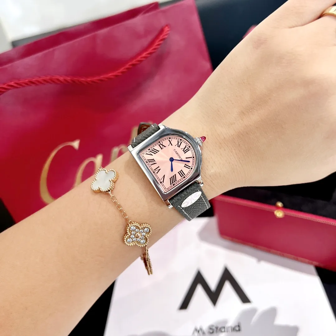 [High-end replica] 💰1120 each! Cartier clock series. The history of the Cartier Cloche watch can be traced back to 1920, and it is one of Cartier's least produced series of works. The watch gets its name from the peculiar shape of the case - it looks like a "desktop bell" when placed horizontally, and Cloche means "bell" in French. This special shape allows the case to stand on the table like a mini clock. Size large 30 mm small 24 mm