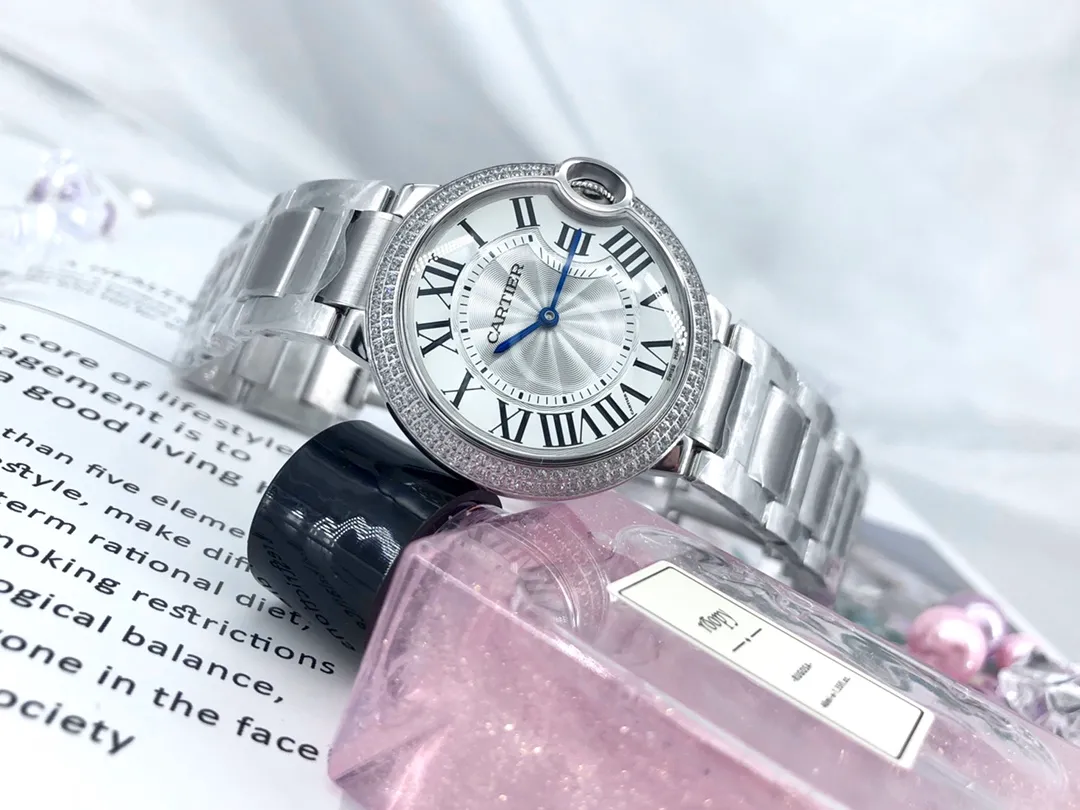 【Top replica】💰1920! Cartier Ballon Bleu 🇫🇷 CARTIER BallonBleu original mold opening, top replica, counter synchronous three-code anti-counterfeiting Type: top luxury women's quartz watch Mirror: fisheye-shaped imported sapphire crystal Hands: hours, minutes Surface: guilloche silver-white letters Case: 316 stainless steel Double circle diamonds Strap: 316 stainless steel Size: 36.6mm×12.05mm Movement: Ronda quartz imported from Switzerland