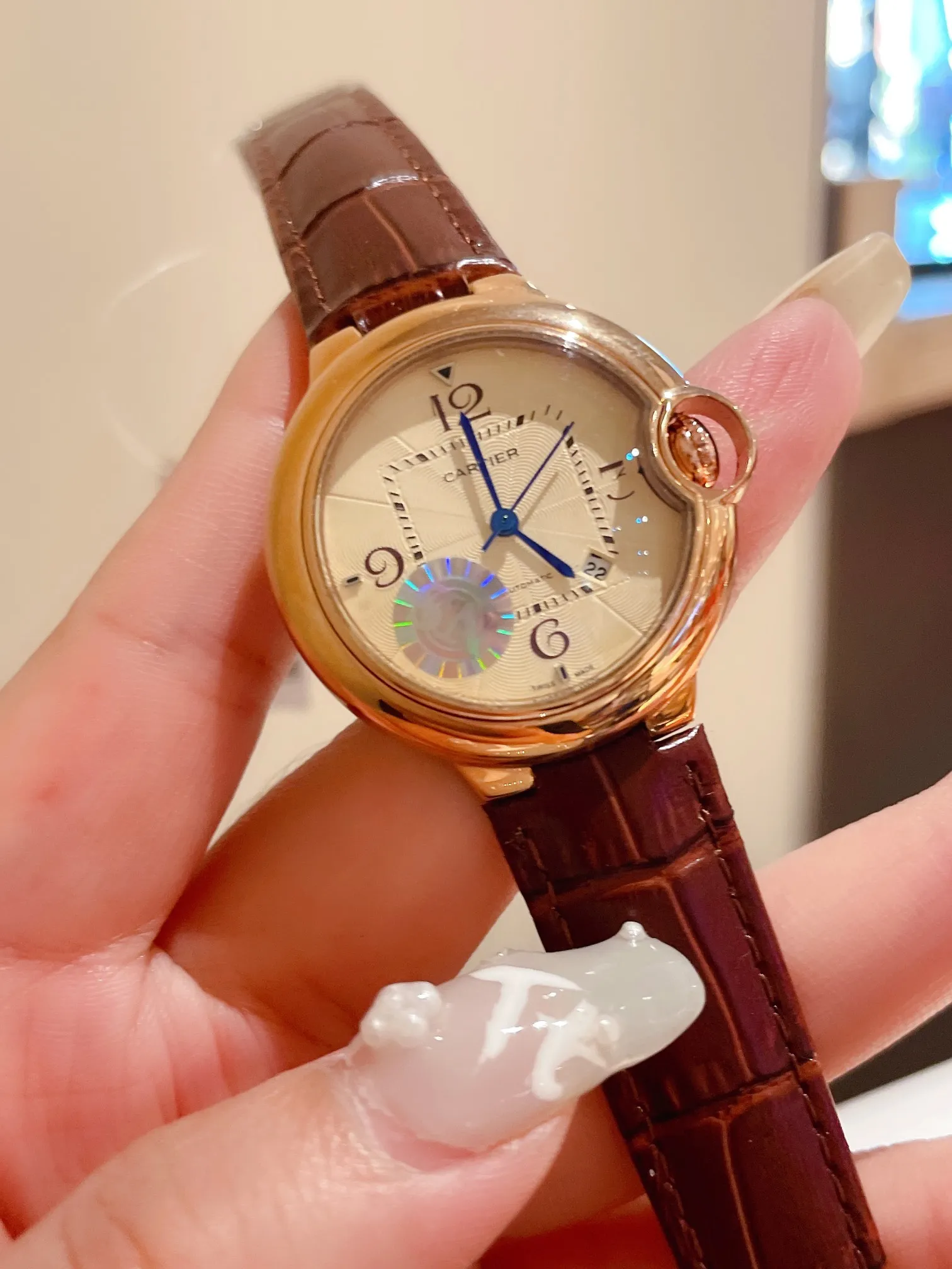 【High-end replica】💰1120! The Ballon Bleu de Cartier luxury watch series, with a versatile size of 33mm, is simple and unique in taste. It abandons the complicated and gorgeous decorations that are popular in modern times, reinterprets beauty with simplicity, and creates exclusive high quality. The dial is made of Swarovski crystal diamonds. The elegant, refined and noble temperament is fully displayed. The new crocodile pattern cowhide is more suitable for this summer. It is suitable for various high-end gathering occasions and is the best choice for matching with various sweaters and furs~~