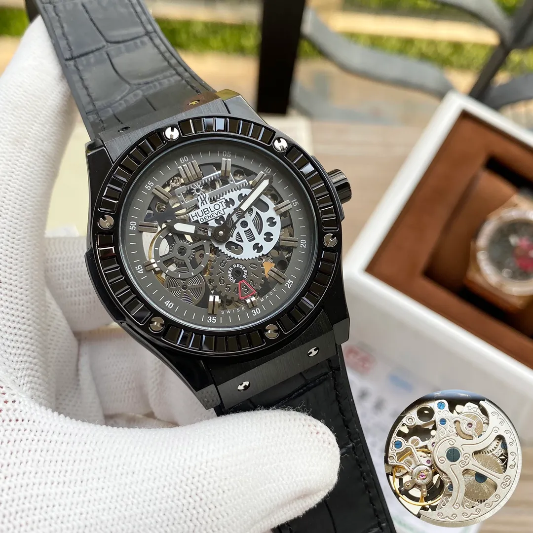【Foreign trade import】💰1600! Hublot (engraved design) is majestic and extraordinary💪💪 Type: fine men's watch (top quality) Strap: imported rubber & genuine cowhide strap (comfortable and durable) Movement: top mechanical movement (stable travel time) Material: mineral super strong mirror (wear resistance) Exquisite quality Domineering style Noble and generous Grand style Wisdom and exclusivity Size: 43mm in diameter and 12mm in thickness