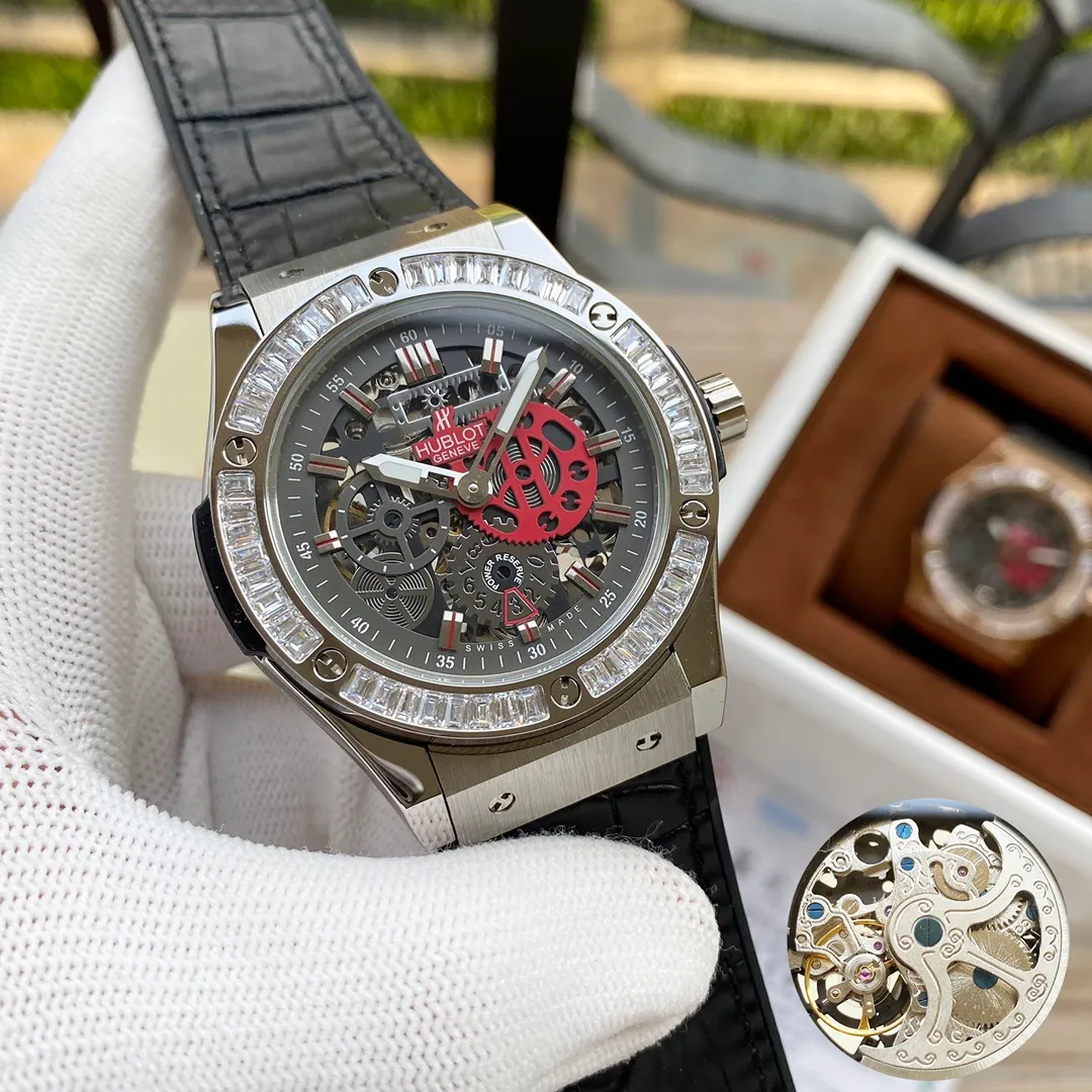 【Foreign trade import】💰1600! Hublot (engraved design) is majestic and extraordinary💪💪 Type: fine men's watch (top quality) Strap: imported rubber & genuine cowhide strap (comfortable and durable) Movement: top mechanical movement (stable travel time) Material: mineral super strong mirror (wear resistance) Exquisite quality Domineering style Noble and generous Grand style Wisdom and exclusivity Size: 43mm in diameter and 12mm in thickness