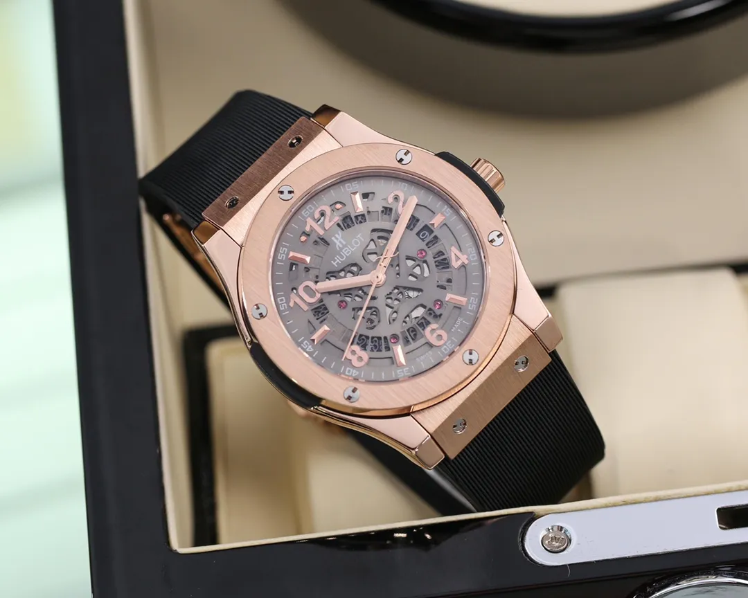 【Foreign trade import】💰1160! Hublot is grand and extraordinary. Type: Boutique men's watch (top excellence). Exquisite quality. Domineering style. Noble and generous. Grand style. Wisdom and exclusivity. Strap: imported rubber strap (comfortable and durable). Movement: fully automatic mechanical movement (stable travel time). Material: mineral super strong mirror (wear-resistant performance). Size: 44mm in diameter and 13mm thick. HD counter! Welcome to reprint!