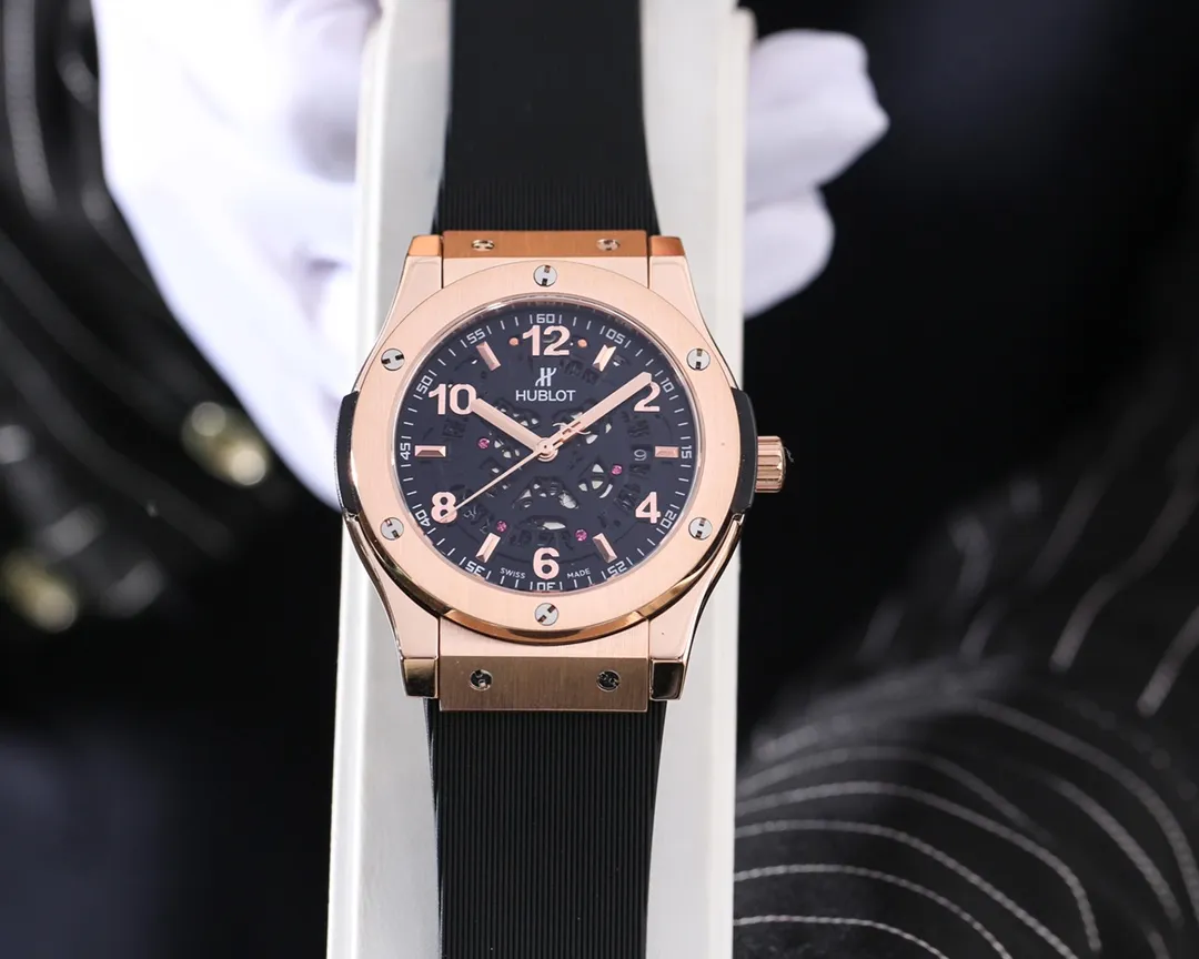 【Foreign trade import】💰1160! Hublot is grand and extraordinary. Type: Boutique men's watch (top excellence). Exquisite quality. Domineering style. Noble and generous. Grand style. Wisdom and exclusivity. Strap: imported rubber strap (comfortable and durable). Movement: fully automatic mechanical movement (stable travel time). Material: mineral super strong mirror (wear-resistant performance). Size: 44mm in diameter and 13mm thick. HD counter! Welcome to reprint!