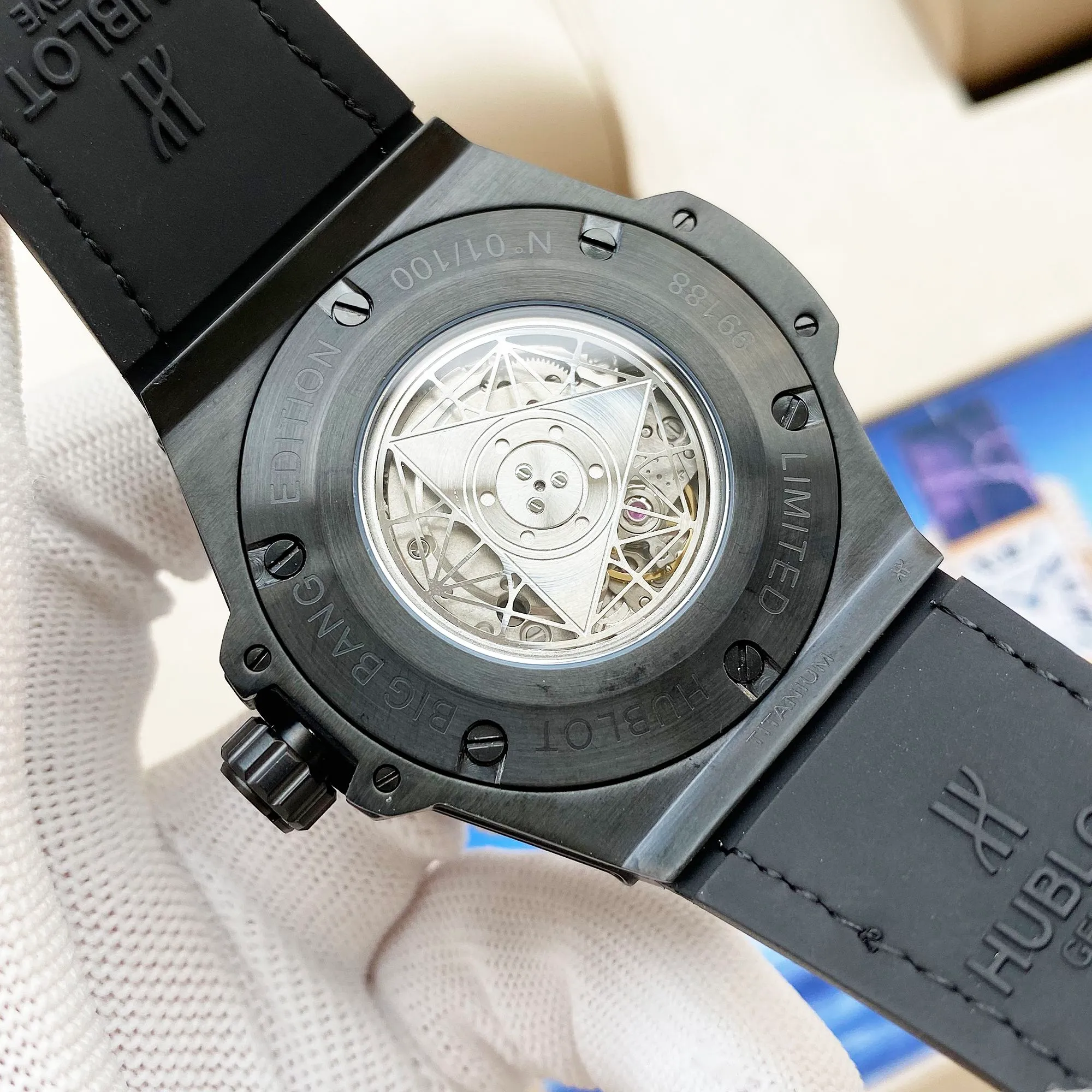 【Top replica】💰2900! Hublot HUBLOT Hublot BIG BANG Big Bang Series [Second Generation Tattoo Rebirth Edition] Taiwan zF counter synchronization function manual disassembly and assembly of straps. Convenient and quick to change straps of different colors. Designed by a London bald master, exclusive top version. Re-engraved 45mm case diameter. The strap has the same design as the original. The Xin concept (quick replacement function) buckle is made of fine steel and is exactly the same as the original. Stacked buckle SANG BLEU Tattoo 415.NX.1112.VR.MXM16 Satin brushed and polished polished geometric pattern with three layers of overlapping luminous hands. The three patterns rotate to present different geometric patterns. The entire case is artificially inlaid with diamonds. Original Citizen mechanical movement (very stable and almost zero repairs). The automatic weight also adopts a complicated geometric pattern shape. It looks like a full circle but can be pulled and rotated by gravity.