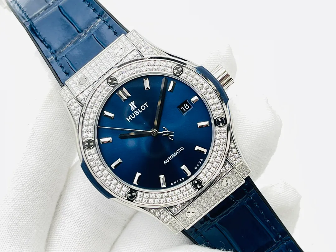 [HB Factory 2021 Wall Crack Recommendation] Hublot HB Hublot Big Bang Sang Bleu Series 415.NX.1112.VR.MXM16 Tattoo Watch Personalized Debut! Harmonious patterns and balanced proportions are integrated and symbiotic, perfectly interpreting the infinite mysteries of geometric shapes in the dimension of time! [Technical Breakthrough] Adopts a customized version of the HUB1213 movement - achieving perfect synchronization of appearance, function and frequency with the original, unparalleled stability and beauty. [Excellent details] The size of the watch is 42MMX14MM, original disassembly and molding. 1⃣️Ensure pattern alignment: Swiss professional-grade corrector is used to collect the pattern. After multiple adjustments, it is ensured that the complex geometric lines match the original, with three-dimensional staggering and clear edges and corners. 2⃣️Improving polishing standards: Every finished product undergoes careful craftsmanship and strict control by HB watchmakers. This ensures that the original consistent silhouette and staggered lines are achieved. 3⃣️Three octagonal hollow blade hands are overlapped and rhodium-plated. The craftsmanship is aligned with the original, and the effect will never fade. [Excellence] The strap and buckle have upgraded any shortcomings of all versions on the market. 1. The black calfskin selected for the strap is softer after heat stamping, and the lining is made of natural rubber, which can keep it fresh and breathable even if worn for a long time. 2. Equipped with Hublot’s classic folding steel buckle, which is of great texture and powerful in opening and closing. Vertically and horizontally orderly and trendy, all watch lovers are welcome to appreciate the professional-level geometric aesthetics from HB! HB Factory’s ingenious masterpiece welcomes all experts to taste it