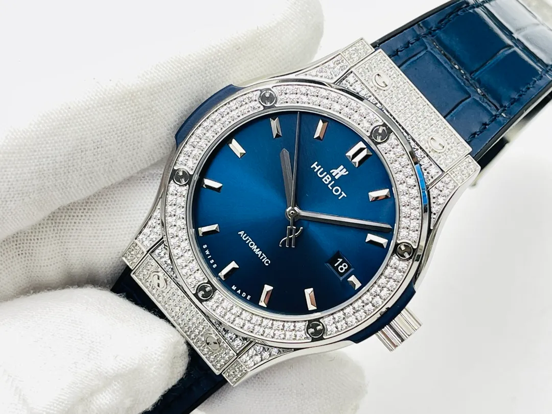 [HB Factory 2021 Wall Crack Recommendation] Hublot HB Hublot Big Bang Sang Bleu Series 415.NX.1112.VR.MXM16 Tattoo Watch Personalized Debut! Harmonious patterns and balanced proportions are integrated and symbiotic, perfectly interpreting the infinite mysteries of geometric shapes in the dimension of time! [Technical Breakthrough] Adopts a customized version of the HUB1213 movement - achieving perfect synchronization of appearance, function and frequency with the original, unparalleled stability and beauty. [Excellent details] The size of the watch is 42MMX14MM, original disassembly and molding. 1⃣️Ensure pattern alignment: Swiss professional-grade corrector is used to collect the pattern. After multiple adjustments, it is ensured that the complex geometric lines match the original, with three-dimensional staggering and clear edges and corners. 2⃣️Improving polishing standards: Every finished product undergoes careful craftsmanship and strict control by HB watchmakers. This ensures that the original consistent silhouette and staggered lines are achieved. 3⃣️Three octagonal hollow blade hands are overlapped and rhodium-plated. The craftsmanship is aligned with the original, and the effect will never fade. [Excellence] The strap and buckle have upgraded any shortcomings of all versions on the market. 1. The black calfskin selected for the strap is softer after heat stamping, and the lining is made of natural rubber, which can keep it fresh and breathable even if worn for a long time. 2. Equipped with Hublot’s classic folding steel buckle, which is of great texture and powerful in opening and closing. Vertically and horizontally orderly and trendy, all watch lovers are welcome to appreciate the professional-level geometric aesthetics from HB! HB Factory’s ingenious masterpiece welcomes all experts to taste it