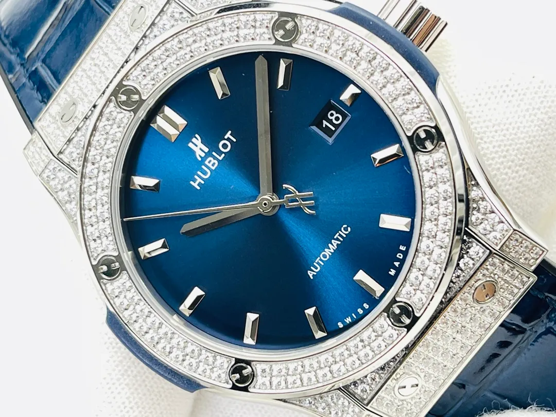 [HB Factory 2021 Wall Crack Recommendation] Hublot HB Hublot Big Bang Sang Bleu Series 415.NX.1112.VR.MXM16 Tattoo Watch Personalized Debut! Harmonious patterns and balanced proportions are integrated and symbiotic, perfectly interpreting the infinite mysteries of geometric shapes in the dimension of time! [Technical Breakthrough] Adopts a customized version of the HUB1213 movement - achieving perfect synchronization of appearance, function and frequency with the original, unparalleled stability and beauty. [Excellent details] The size of the watch is 42MMX14MM, original disassembly and molding. 1⃣️Ensure pattern alignment: Swiss professional-grade corrector is used to collect the pattern. After multiple adjustments, it is ensured that the complex geometric lines match the original, with three-dimensional staggering and clear edges and corners. 2⃣️Improving polishing standards: Every finished product undergoes careful craftsmanship and strict control by HB watchmakers. This ensures that the original consistent silhouette and staggered lines are achieved. 3⃣️Three octagonal hollow blade hands are overlapped and rhodium-plated. The craftsmanship is aligned with the original, and the effect will never fade. [Excellence] The strap and buckle have upgraded any shortcomings of all versions on the market. 1. The black calfskin selected for the strap is softer after heat stamping, and the lining is made of natural rubber, which can keep it fresh and breathable even if worn for a long time. 2. Equipped with Hublot’s classic folding steel buckle, which is of great texture and powerful in opening and closing. Vertically and horizontally orderly and trendy, all watch lovers are welcome to appreciate the professional-level geometric aesthetics from HB! HB Factory’s ingenious masterpiece welcomes all experts to taste it