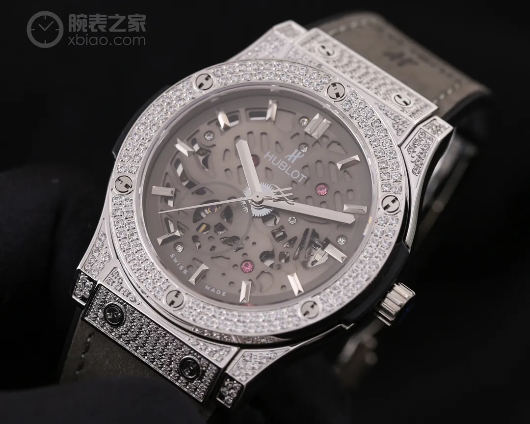 【Foreign trade import】💰2400! Hublot's premium men's watch features a striking hollow design, exquisite craftsmanship, originality, noble atmosphere and gentlemanly style. It adopts a fully automatic mechanical movement, top-grade 316 stainless steel case, natural rubber strap, mineral super mirror, size 44*13. Welcome to reprint!