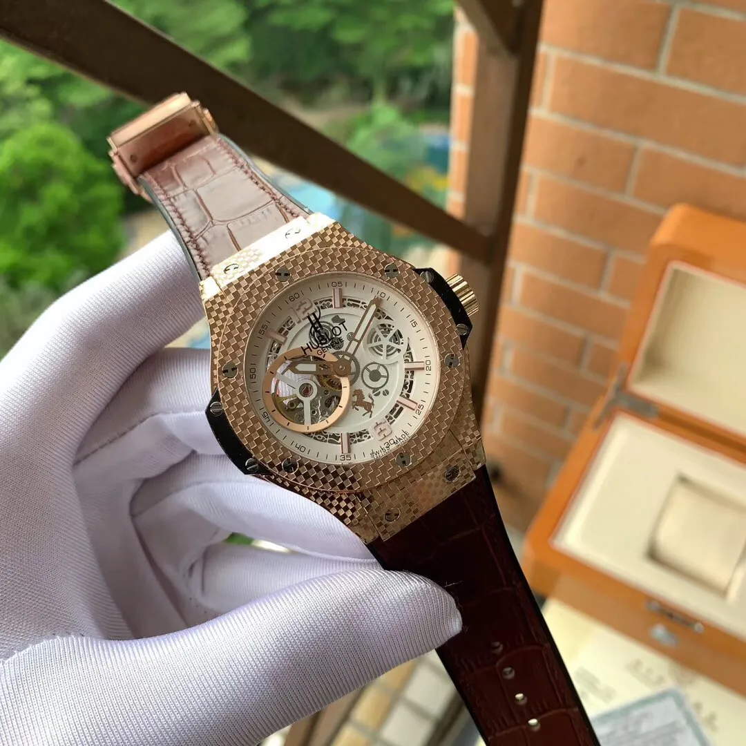 【Foreign trade import】💰1280! HUBLOT 🔥Hublot This is a high-end show for Hublot wrists! Hengbao once again crosses the trend of high-end products! Performed by stars and grandly launched, it is a masterpiece that combines cutting-edge trends and innovative technology. It is the pinnacle of watch history. It interprets the "art of fusion" from multiple perspectives and perfectly interprets Hublot's brand concept of "becoming the first, unique, and different": This is the first time so far that a traditional Swiss watchmaking watch brand has crossed over to join hands with a top fashion brand. Hublot has once again set a precedent and become the "first" to stand out from the crowd! Paired with a customized men's watch with a hollow mechanical movement, it can be paired with tape and belt. The size is 46X12mm for a true display! ! ! 🔥Top quality products are constantly produced🔥