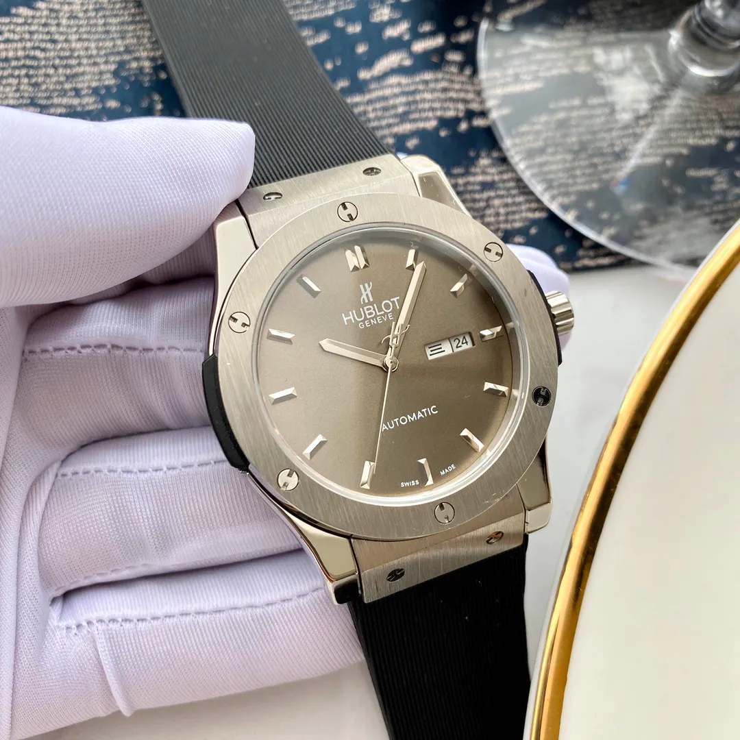 【Foreign trade import】💰1280! Hublot's premium men's watch has a classic three-hand design, noble atmosphere, gentlemanly style, excellent quality, and is a hot seller all over the city. It adopts fully automatic mechanical movement, top-grade 316 stainless steel case, imported calfskin strap, mineral super mirror, size 44*13, welcome to reprint!