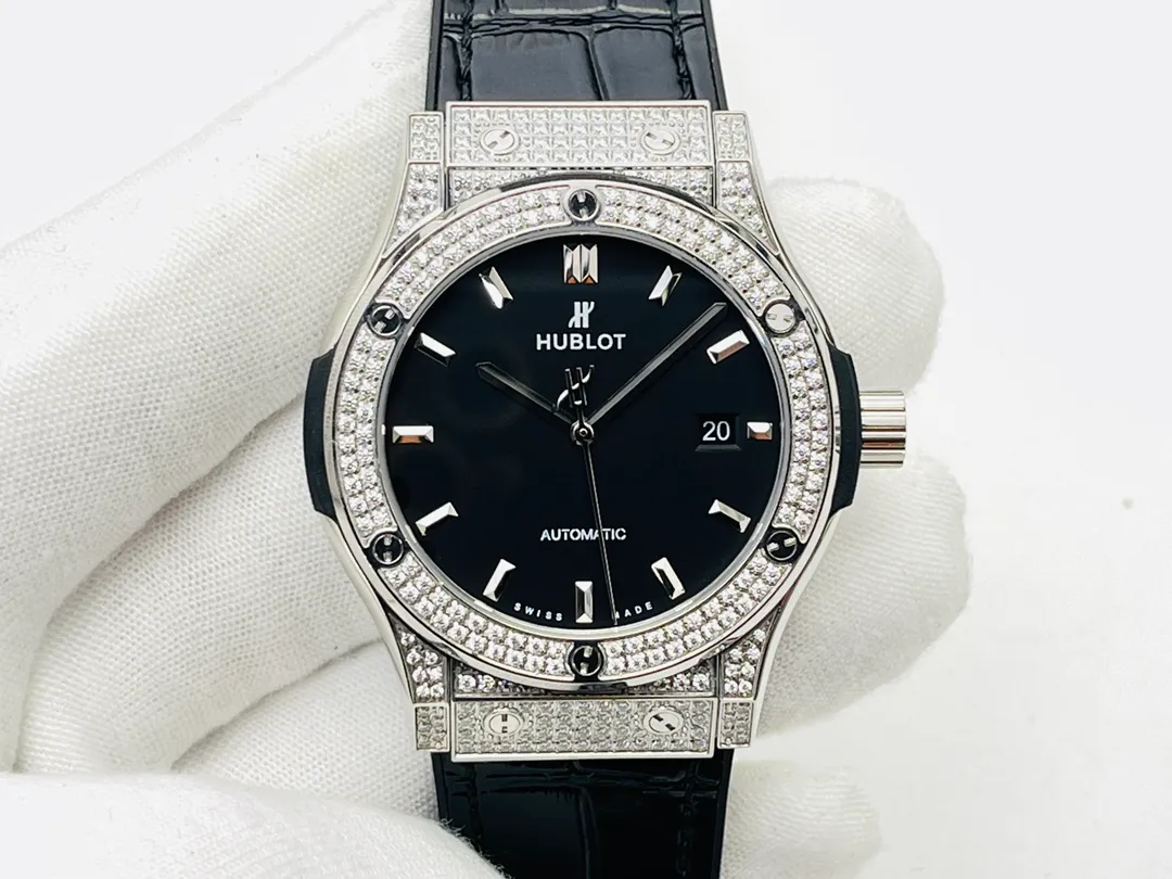 [HB Factory 2021 Wall Crack Recommendation] Hublot HB Hublot Big Bang Sang Bleu Series 415.NX.1112.VR.MXM16 Tattoo Watch Personalized Debut! Harmonious patterns and balanced proportions are integrated and symbiotic, perfectly interpreting the infinite mysteries of geometric shapes in the dimension of time! [Technical Breakthrough] Adopts a customized version of the HUB1213 movement - achieving perfect synchronization of appearance, function and frequency with the original, unparalleled stability and beauty. [Excellent details] The size of the watch is 42MMX14MM, original disassembly and molding. 1⃣️Ensure pattern alignment: Swiss professional-grade corrector is used to collect the pattern. After multiple adjustments, it is ensured that the complex geometric lines match the original, with three-dimensional staggering and clear edges and corners. 2⃣️Improving polishing standards: Every finished product undergoes careful craftsmanship and strict control by HB watchmakers. This ensures that the original consistent silhouette and staggered lines are achieved. 3⃣️Three octagonal hollow blade hands are overlapped and rhodium-plated. The craftsmanship is aligned with the original, and the effect will never fade. [Excellence] The strap and buckle have upgraded any shortcomings of all versions on the market. 1. The black calfskin selected for the strap is softer after heat stamping, and the lining is made of natural rubber, which can keep it fresh and breathable even if worn for a long time. 2. Equipped with Hublot’s classic folding steel buckle, which is of great texture and powerful in opening and closing. Vertically and horizontally orderly and trendy, all watch lovers are welcome to appreciate the professional-level geometric aesthetics from HB! HB Factory’s ingenious masterpiece welcomes all experts to taste it