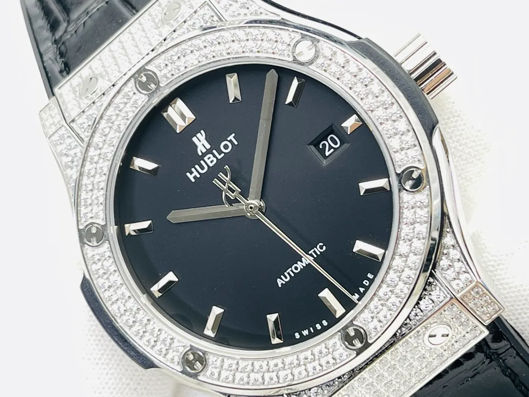 [HB Factory 2021 Wall Crack Recommendation] Hublot HB Hublot Big Bang Sang Bleu Series 415.NX.1112.VR.MXM16 Tattoo Watch Personalized Debut! Harmonious patterns and balanced proportions are integrated and symbiotic, perfectly interpreting the infinite mysteries of geometric shapes in the dimension of time! [Technical Breakthrough] Adopts a customized version of the HUB1213 movement - achieving perfect synchronization of appearance, function and frequency with the original, unparalleled stability and beauty. [Excellent details] The size of the watch is 42MMX14MM, original disassembly and molding. 1⃣️Ensure pattern alignment: Swiss professional-grade corrector is used to collect the pattern. After multiple adjustments, it is ensured that the complex geometric lines match the original, with three-dimensional staggering and clear edges and corners. 2⃣️Improving polishing standards: Every finished product undergoes careful craftsmanship and strict control by HB watchmakers. This ensures that the original consistent silhouette and staggered lines are achieved. 3⃣️Three octagonal hollow blade hands are overlapped and rhodium-plated. The craftsmanship is aligned with the original, and the effect will never fade. [Excellence] The strap and buckle have upgraded any shortcomings of all versions on the market. 1. The black calfskin selected for the strap is softer after heat stamping, and the lining is made of natural rubber, which can keep it fresh and breathable even if worn for a long time. 2. Equipped with Hublot’s classic folding steel buckle, which is of great texture and powerful in opening and closing. Vertically and horizontally orderly and trendy, all watch lovers are welcome to appreciate the professional-level geometric aesthetics from HB! HB Factory’s ingenious masterpiece welcomes all experts to taste it
