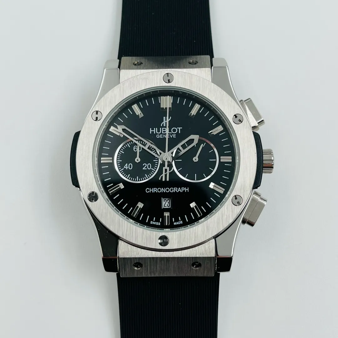 【High-end replica】💰1300! Hublot - HUBLOT Hublot Classic Fusion Series Multifunctional chronograph watch designed for sports. Built-in imported quartz stable movement. Function: Press the button at 2 o'clock to start counting seconds 120 seconds at 18 o'clock. One minute at 2 o'clock. Press and stop to see the timing time at 3 o'clock. The small dial overall 24 hours. The case is made of 316l stainless steel. The size is 41.8 mm in diameter and the thickness is 12 mm. The imported rubber strap and cowhide strap are equipped with original folding snaps. Strengthened and thickened mirror. Noble atmosphere, gentlemanly style, excellent quality